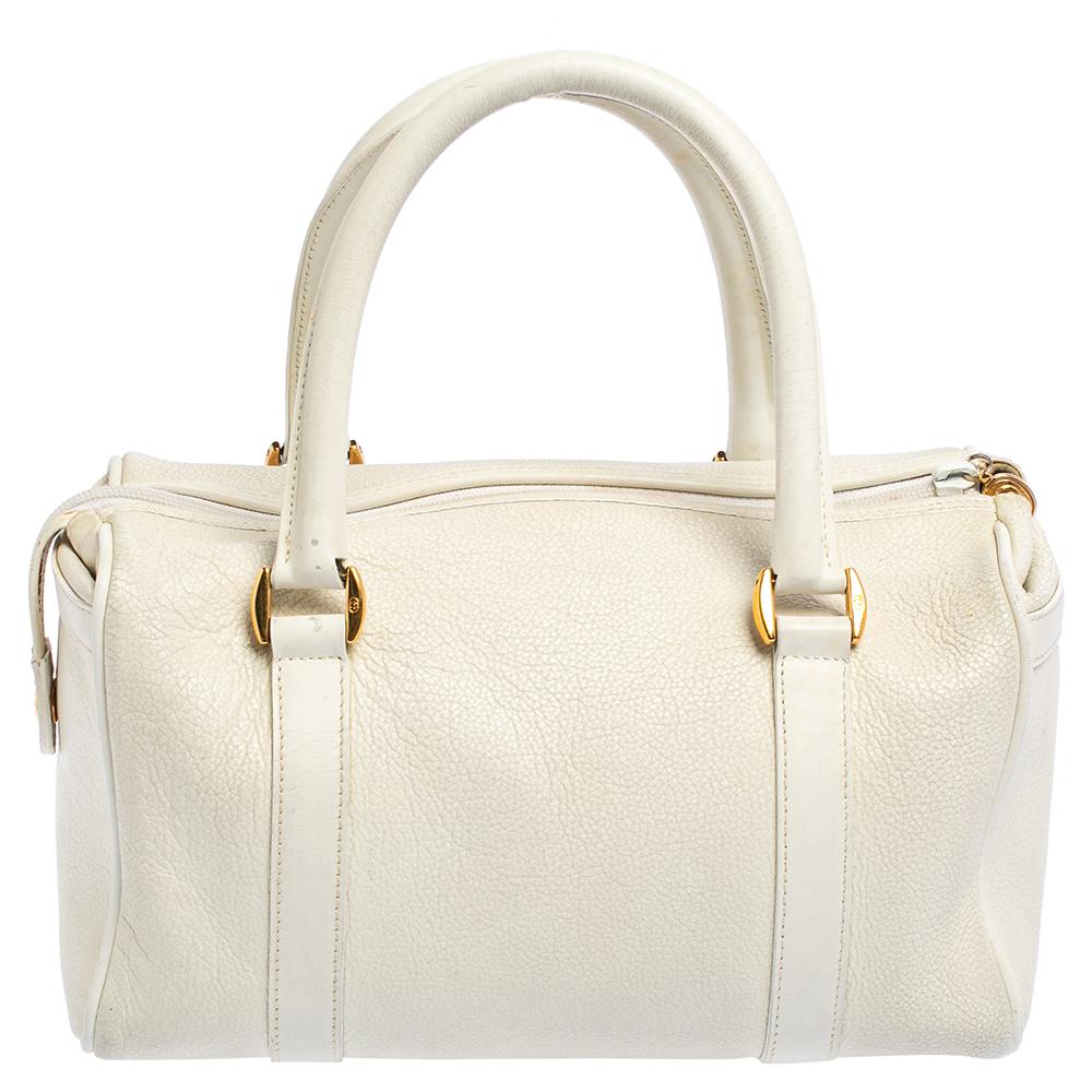 Mit dieser klassischen Boston Bag von Gucci legen Sie jedes Mal einen eleganten Auftritt hin! Sie ist aus Leder in einem gebrochenen Weißton gefertigt und mit einem geprägten Logo auf der Vorderseite:: zwei Griffen und einem geräumigen Innenraum