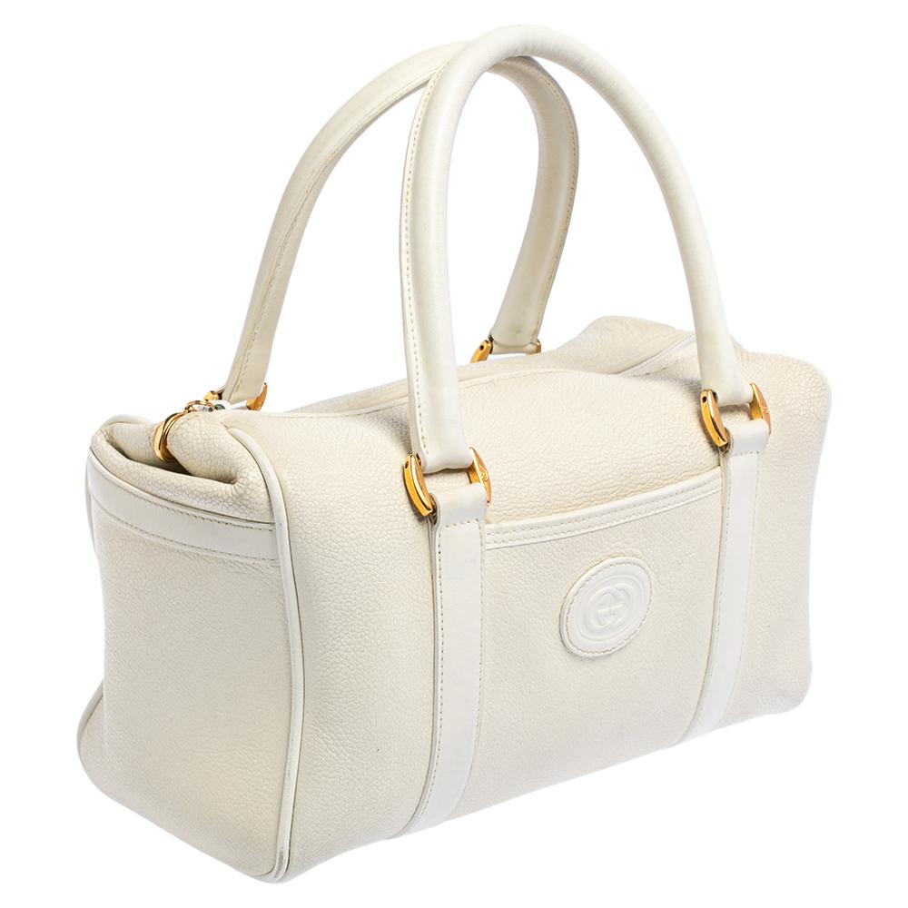 Gucci Off White Leder GG geprägte Boston Tasche im Zustand „Gut“ in Dubai, Al Qouz 2