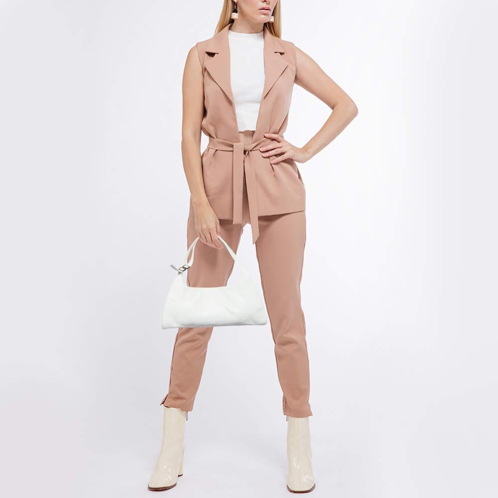 La silueta sencilla y el uso de piel para el exterior realzan el atractivo de este hobo Gucci. Tiene asas planas, herrajes en tono plateado e interior forrado.