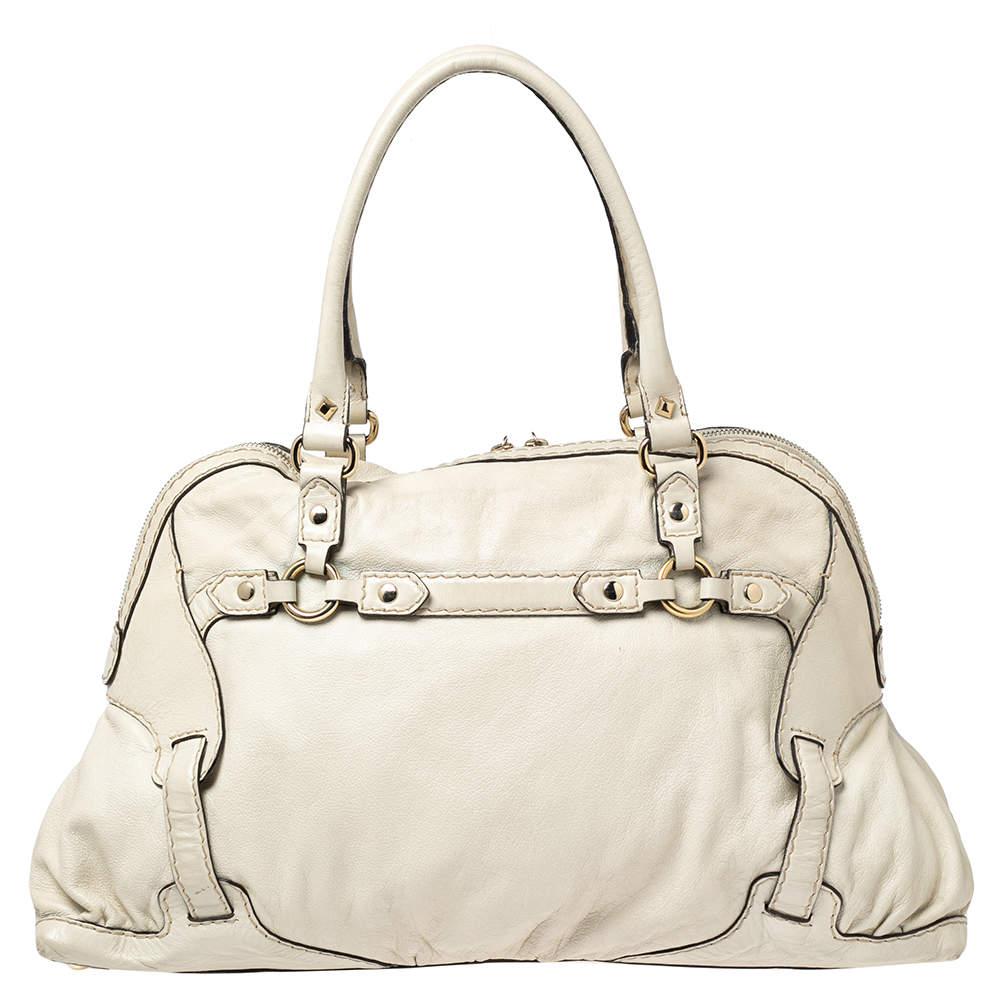 This Gucci Horsebit Nail Dome satchel is simply breathtaking. Meticulously crafted from off-white leather, the bag delights not only with its appeal but its structure as well. It features the signature Horsebit detail in gold-tone to the front, is