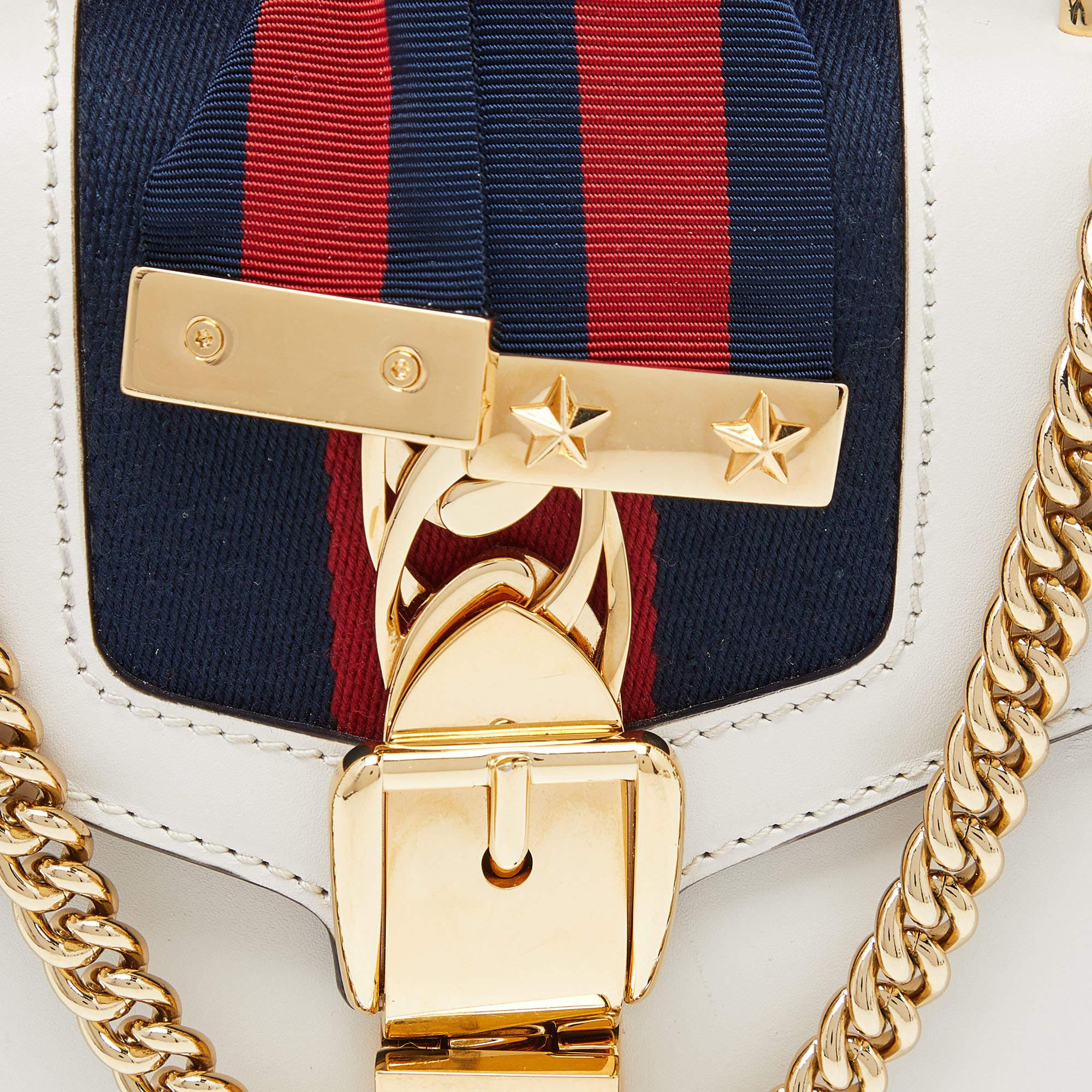 Gucci Sylvie Umhängetasche aus cremefarbenem weißem Leder mit Mini-Webkette im Angebot 1