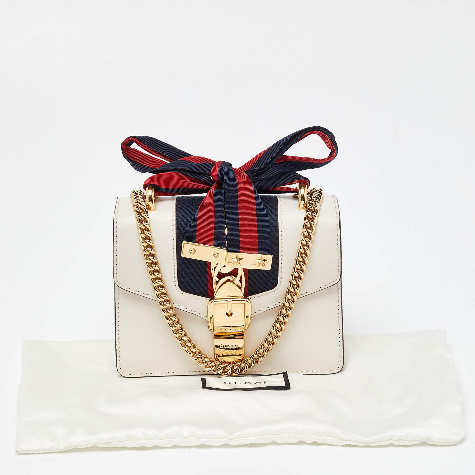 Gucci Sylvie Umhängetasche aus cremefarbenem weißem Leder mit Mini-Webkette im Angebot 2