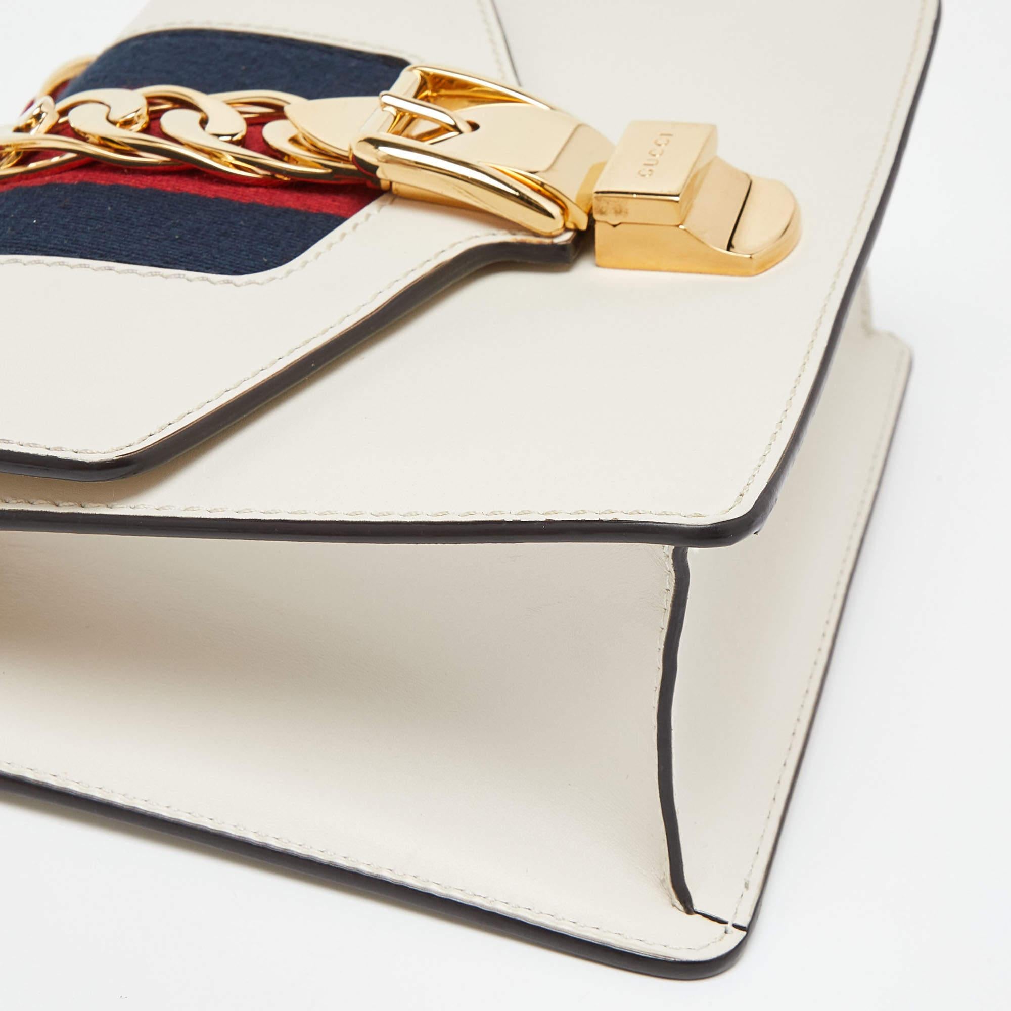 Gucci Sylvie Umhängetasche aus cremefarbenem weißem Leder mit Mini-Webkette im Angebot 3