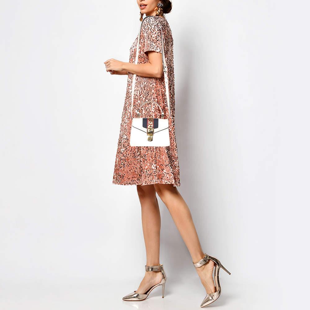 Gucci Mini Web Sylvie Top Handle Bag aus cremefarbenem Leder (Weiß) im Angebot