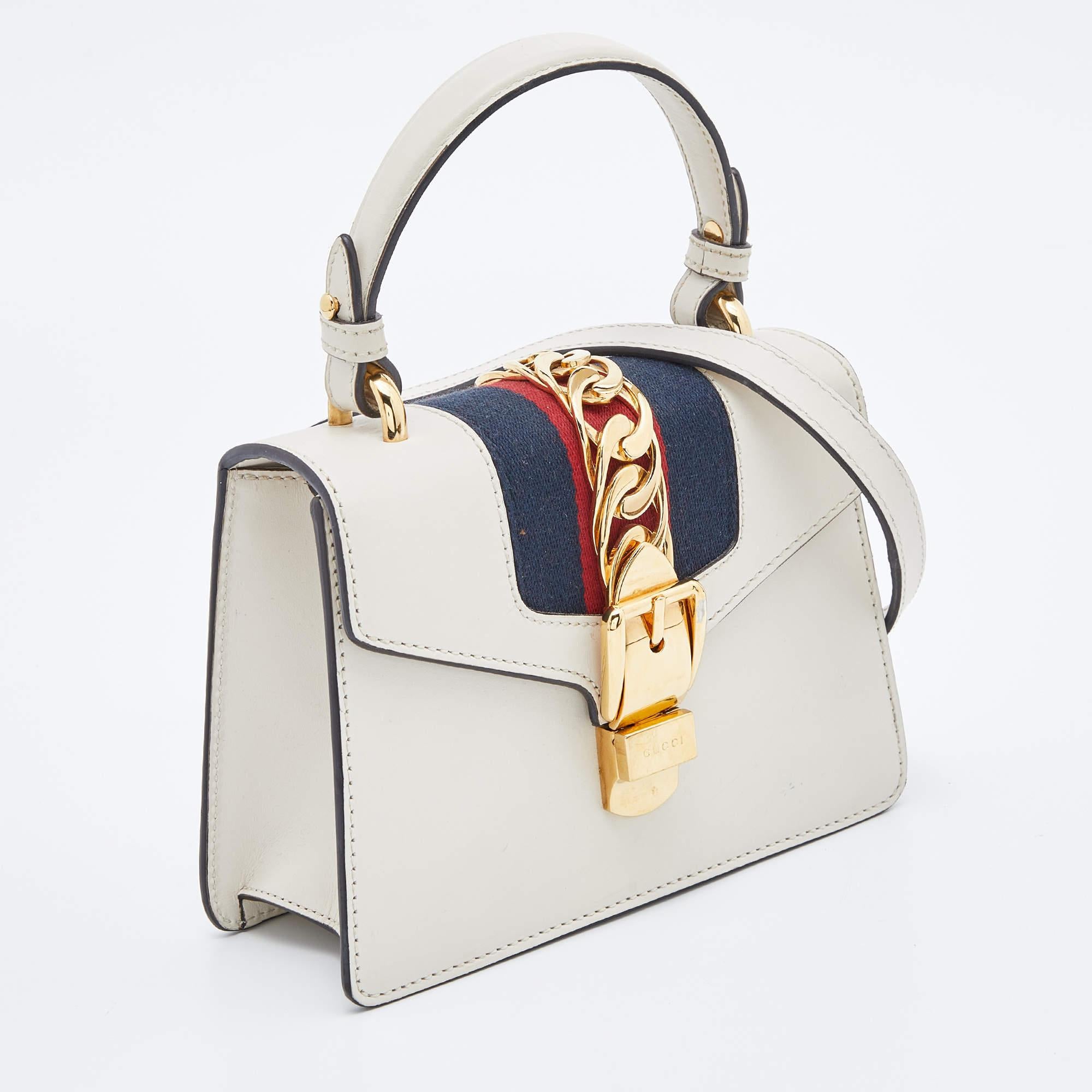 Gucci Mini Web Sylvie Top Handle Bag aus cremefarbenem Leder im Zustand „Gut“ im Angebot in Dubai, Al Qouz 2