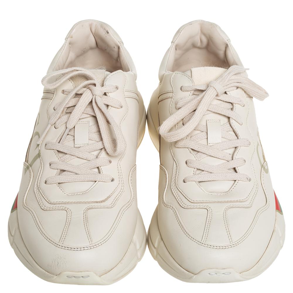 Project a stylish look every time you step out in these Rhyton sneakers from Gucci. They are crafted from off-white leather and styled with lace-ups on the vamps and the brand logo and signature Web print on the sides. They are equipped with