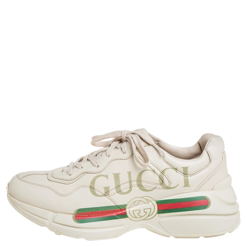 Gucci Off White Leather Rhyton Gucci Logo Low Top Sneakers Size 41 In Good Condition In Dubai, Al Qouz 2