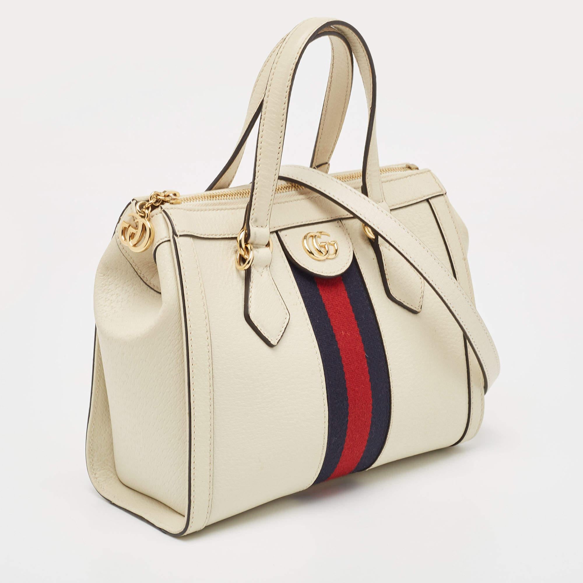 This alluring tote bag for women has been designed to assist you on any day. Convenient to carry and fashionably designed, the tote is cut with skill and sewn into a great shape. It is well-equipped to be a reliable accessory.

