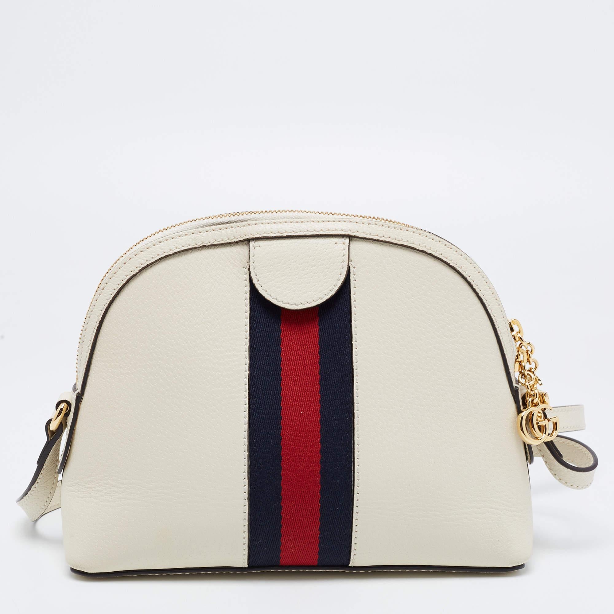 Every creation from Gucci is noteworthy for its timeless charm and versatile design. Created from leather, this Gucci Ophidia bag is imbued with heritage details. The Web stripe detailing and the interlocked 'GG' motif on the front give it a luxe