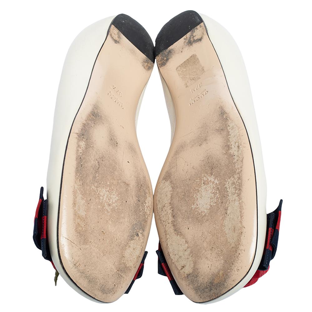 Gucci has always been known to present uniquely designed creations just like this pair of ballet flats. Add a splash of elegant charm to your ensemble with this off-white pair. They are rendered in leather and feature round cap toes with signature