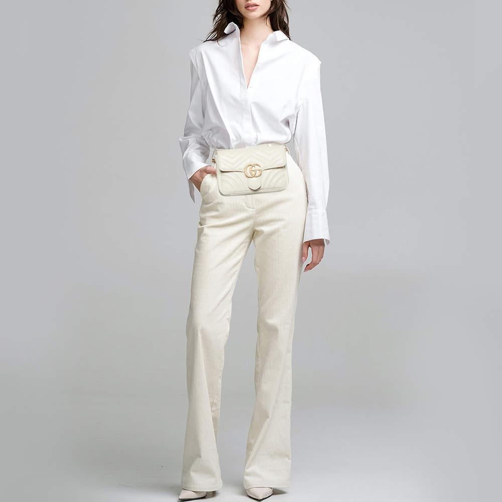 Gucci Off White Matelassé Leather GG Pearl Marmont Chain Belt Bag In Good Condition In Dubai, Al Qouz 2