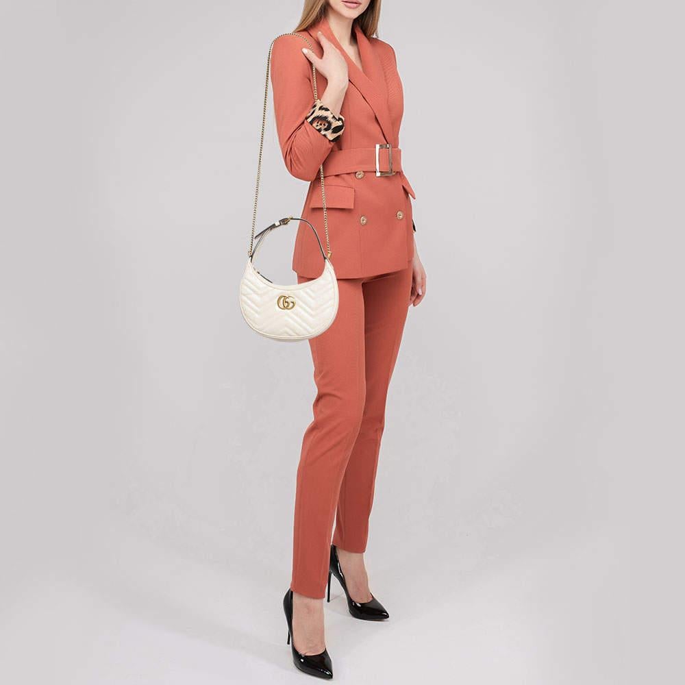 Infused with classic elements and exquisite craftsmanship this Gucci bag signifies timeless elegance. The gold tone accents lend it an elevated appeal. Made from matelassé leather it can be carried around in a chic way with a chain link. The