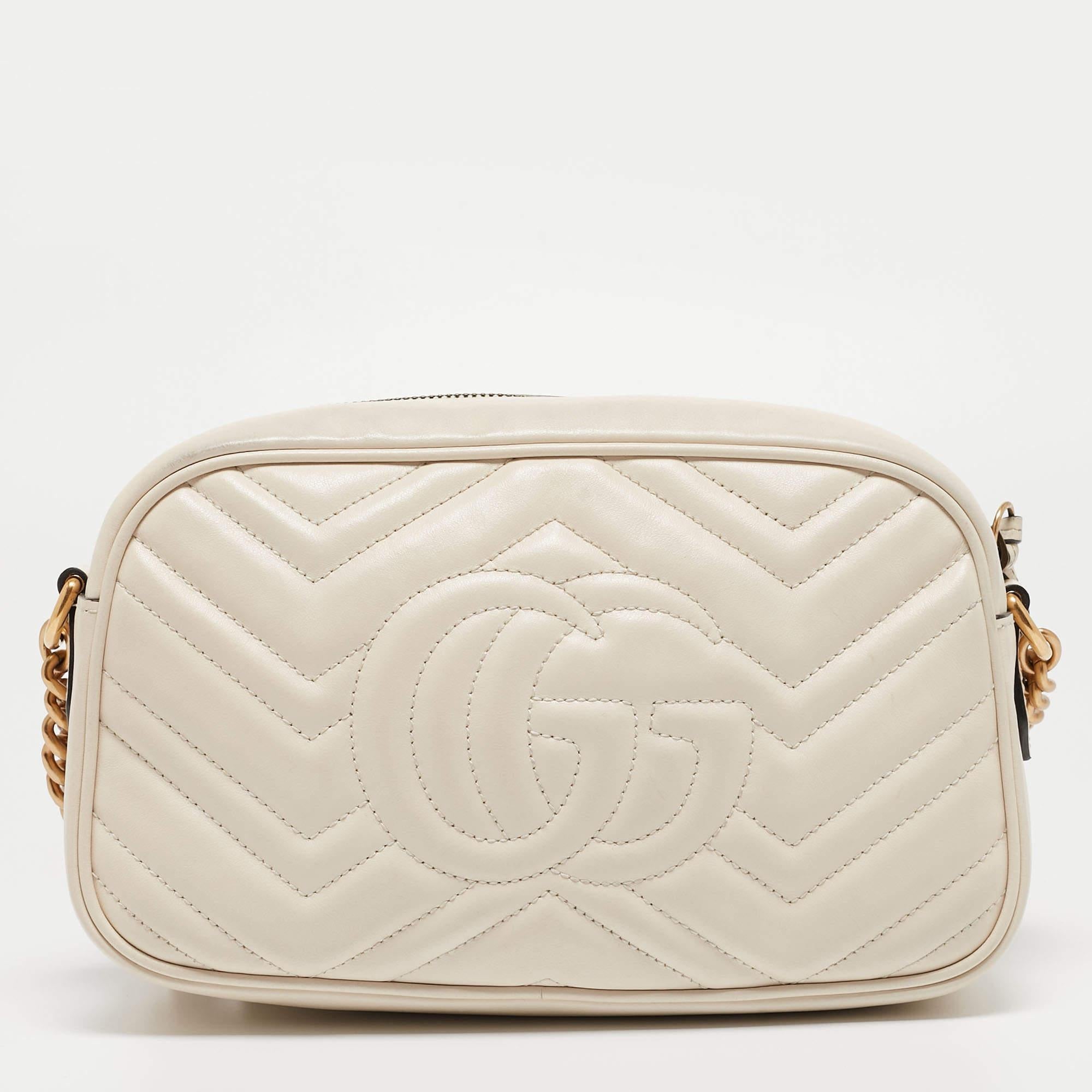 Innovative and sophisticated, this Gucci Marmont shoulder bag evokes a sense of classic glamour. Finely crafted from matelassé leather, it gets a luxe update with a 'GG' motif on the front and features an Alcantara-lined interior. The chain-leather