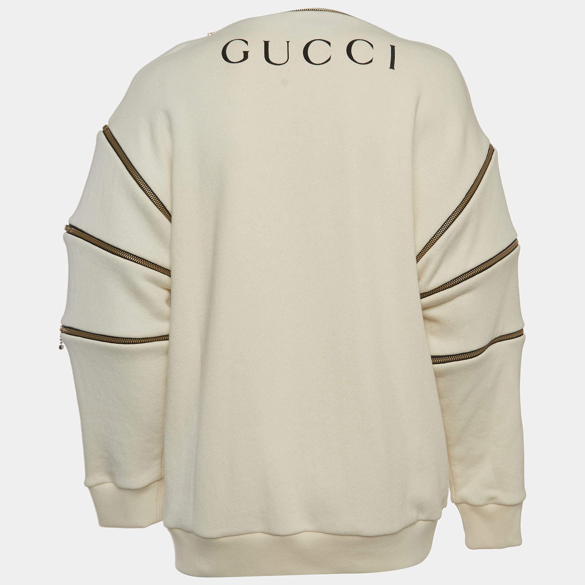 Das Gucci-Sweatshirt ist eine trendige Mischung aus Luxus und Streetwear. Sie ist aus hochwertiger Baumwolle gefertigt, verfügt über ein unverwechselbares Branding, einen Reißverschluss und verkörpert modernen Stil mit zeitloser Gucci-Raffinesse.

