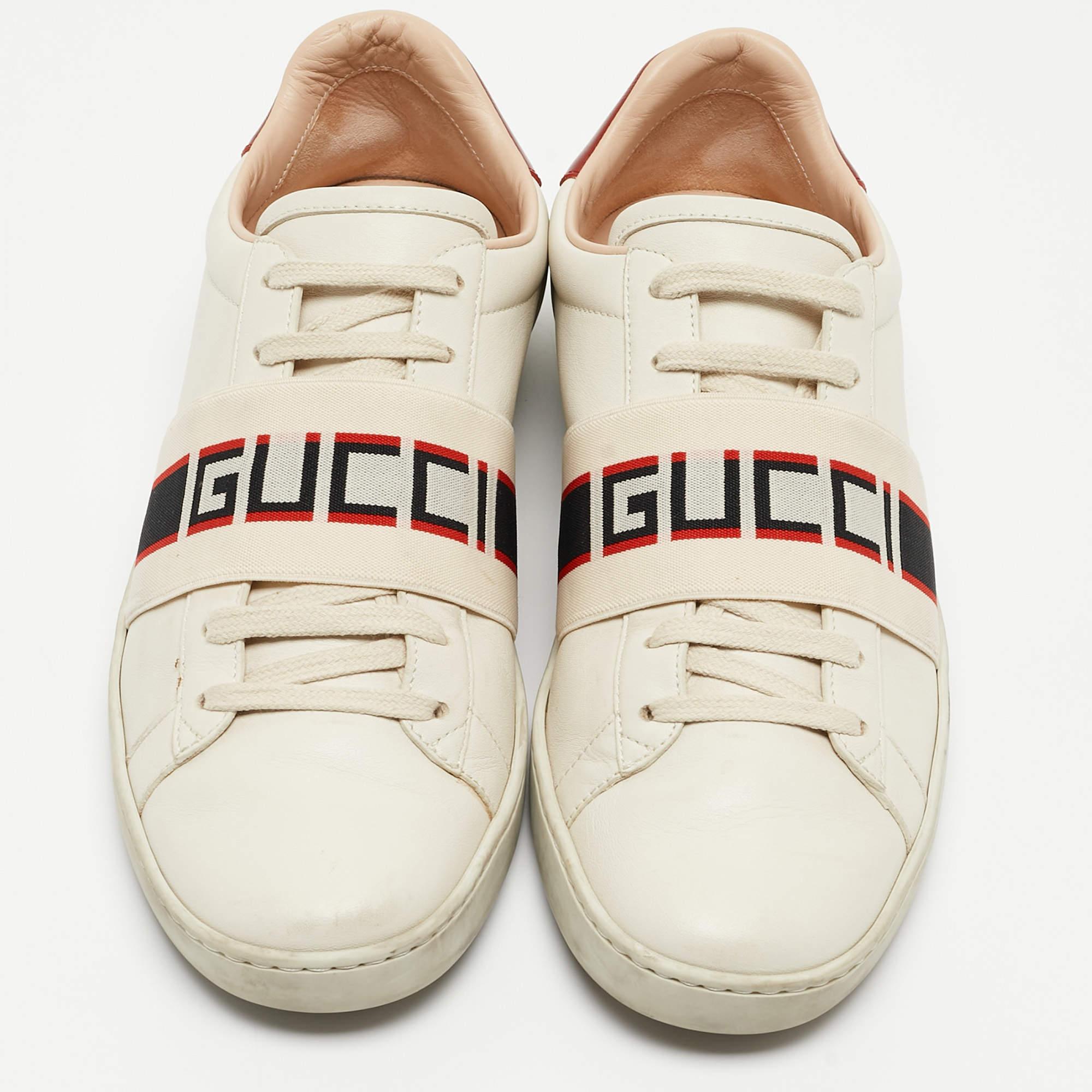 Diese Gucci-Sneaker verleihen Ihnen einen kantigen, schicken Auftritt. Sie sind aus Leder gefertigt und erhalten ein luxuriöses Update mit einem gebrandeten Stretchband am Schnürsenkel und einer bequemen Gummisohle.

