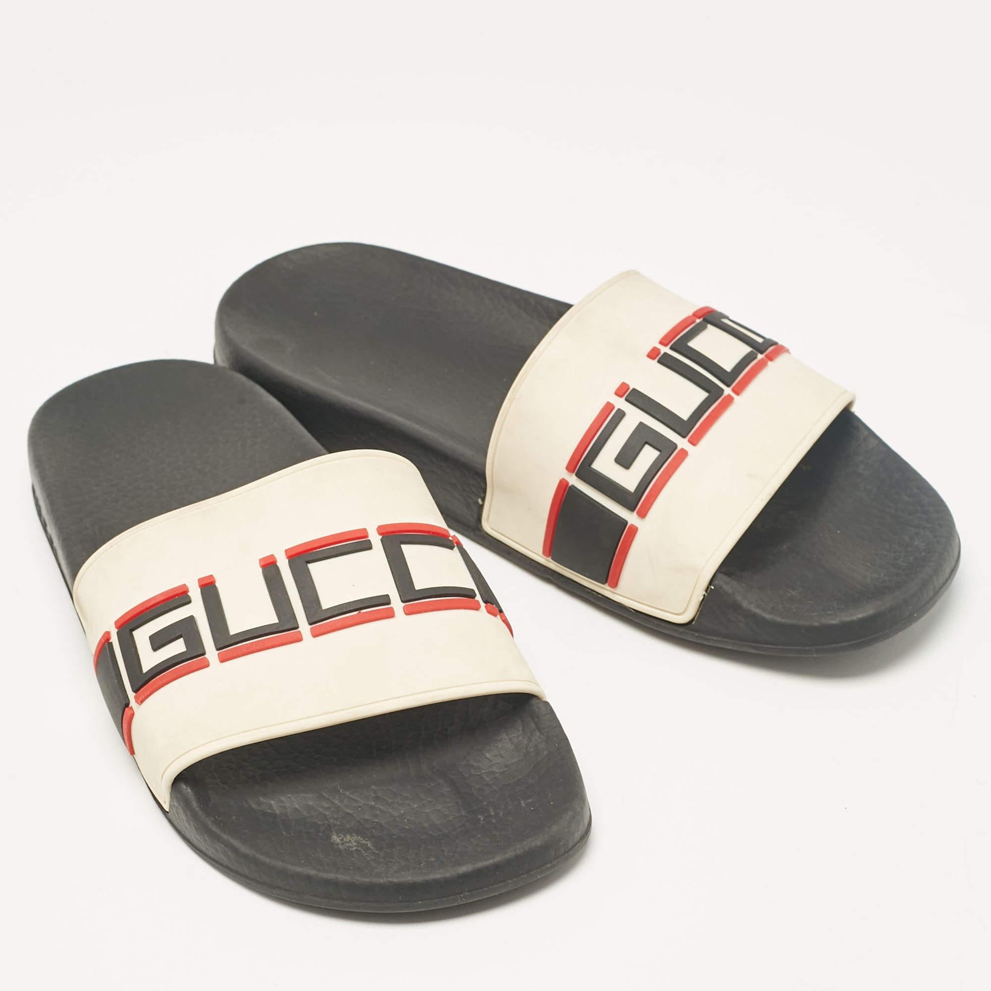 Gucci Off White Rubber Embossed Logo Slides Size 40 In Fair Condition For Sale In Dubai, Al Qouz 2