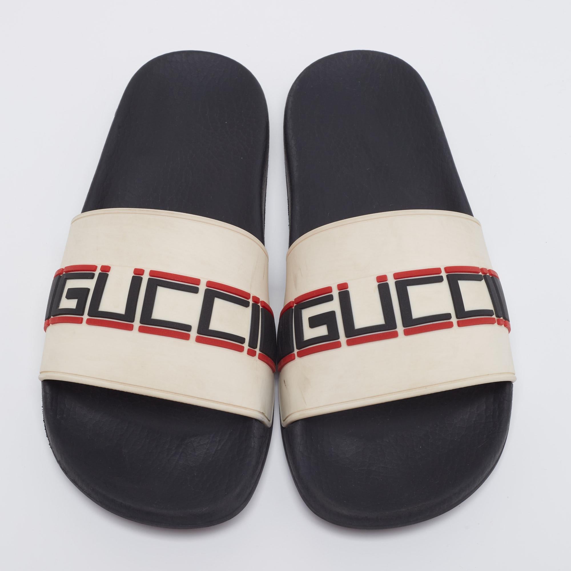Adorn your feet with these cool and comfortable pool slide sandals from the House of Gucci. They are made from off-white rubber on the upper, which is highlighted by a logo print. They are made in a slip-on style and are perfect for casual