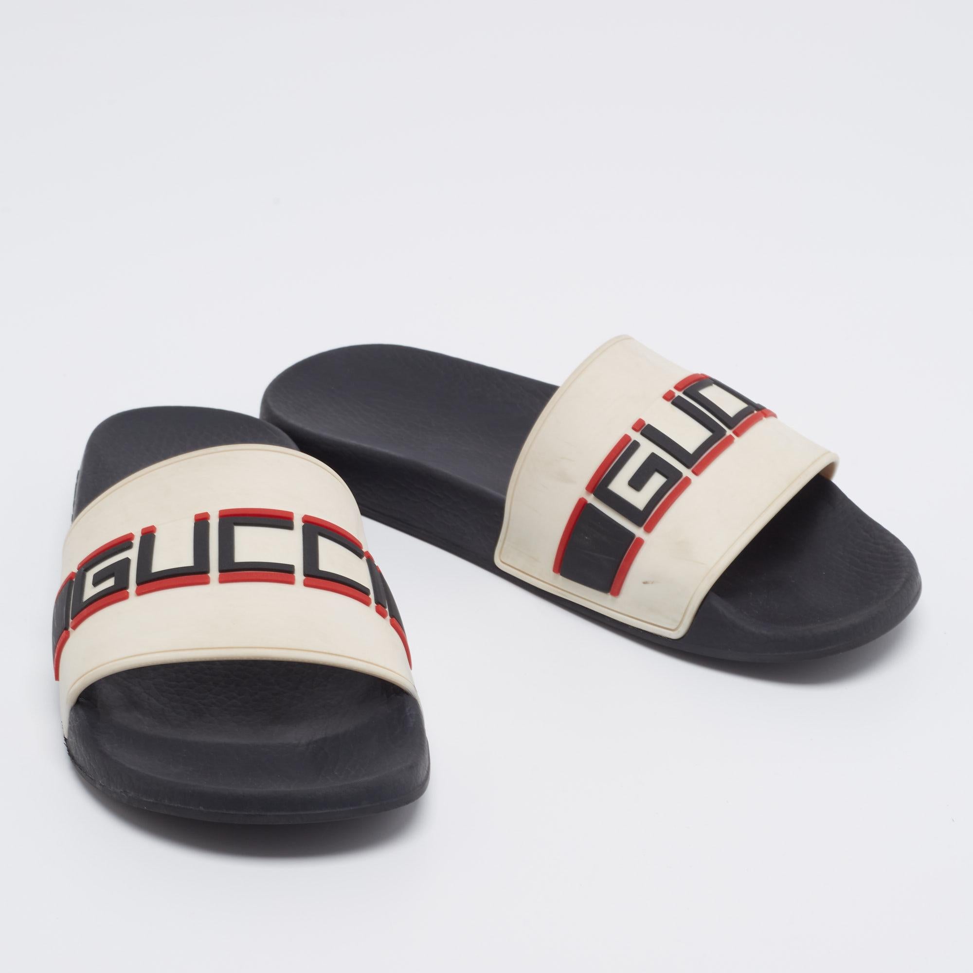 Gucci Off-White Rubber Logo Pool Slides Size 39 In Good Condition In Dubai, Al Qouz 2