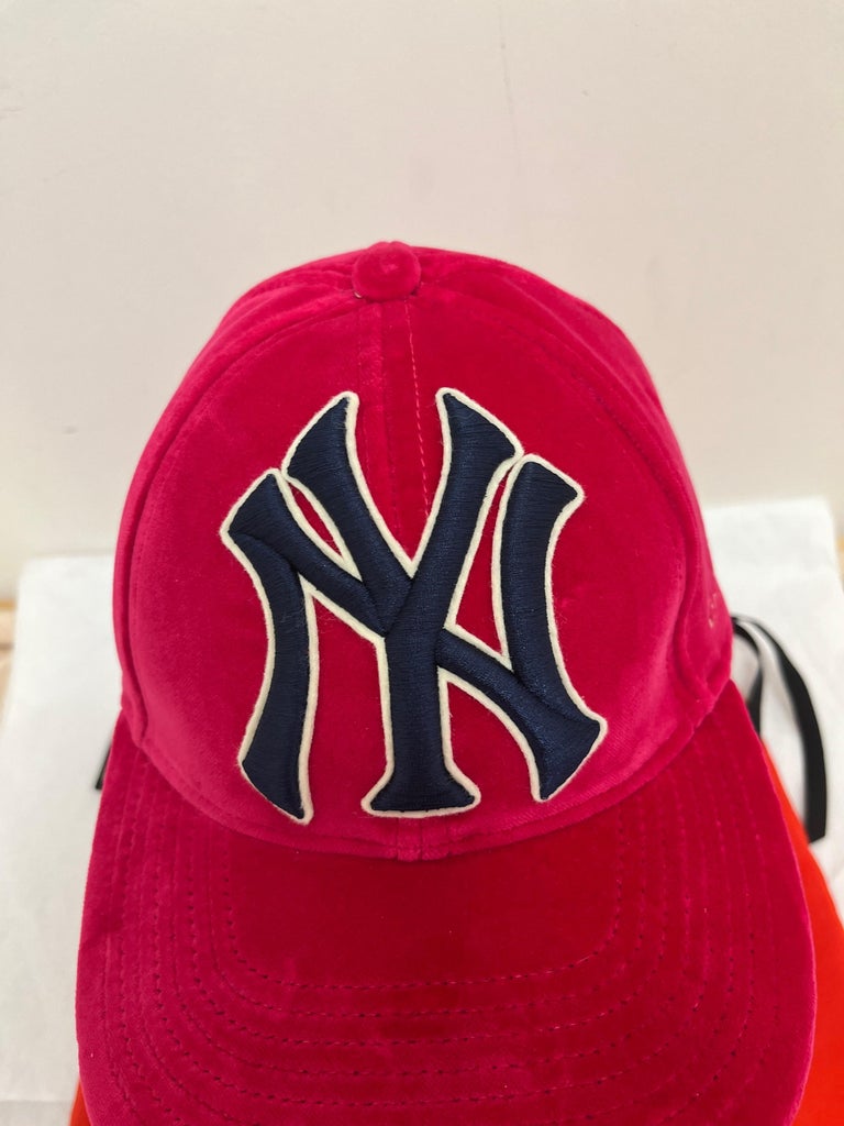 Gucci - Casquette de baseball officielle NY Yankee, 2018, état neuf avec  étiquette, 55-59 cm, avec housse - En vente sur 1stDibs