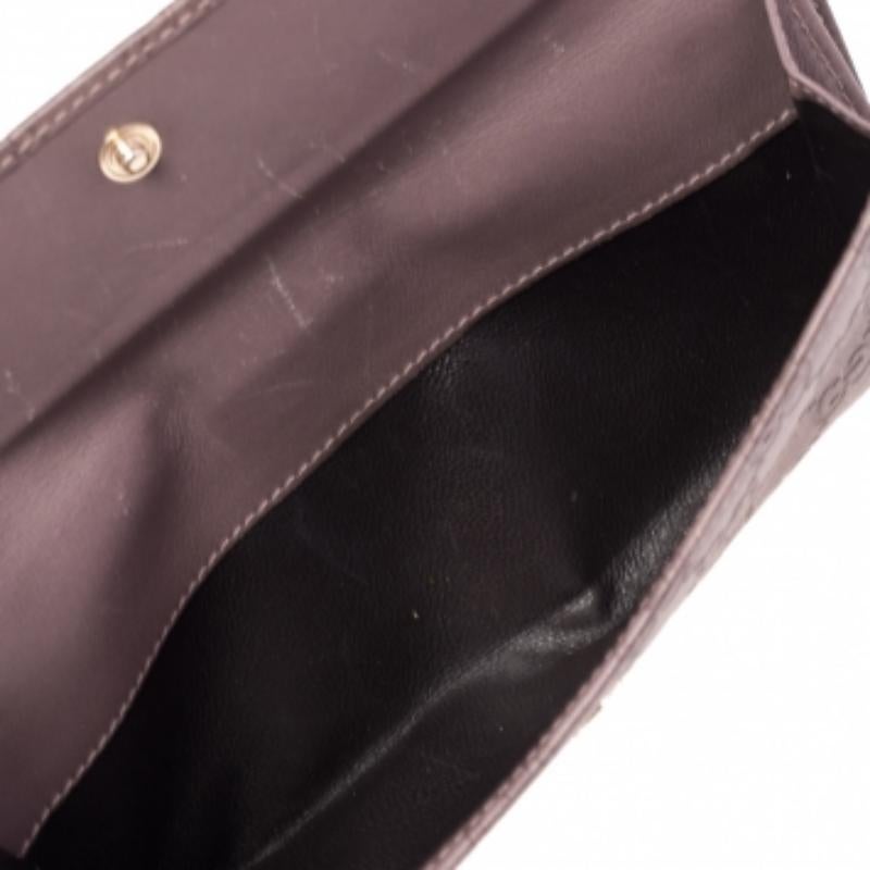 Carry your essentials effortlessly in this Trademark continental wallet by Gucci. The exterior is made from an old rose Guccissima leather which gives a very soft, elegant look. It can be used as both- a functional wallet and an impressive fashion
