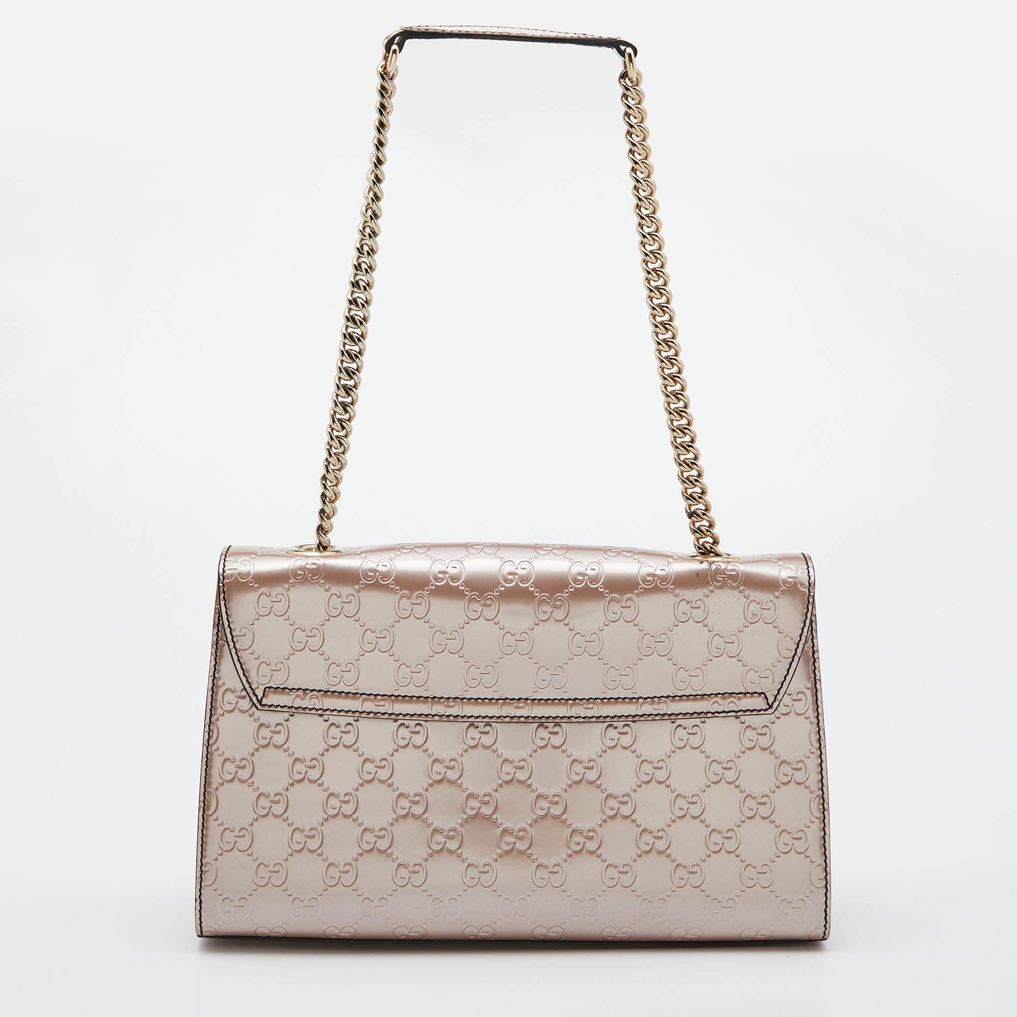 With a perfect blend of archival details and contemporary design, this Gucci Emily bag is desirable. It has impressed the style enthusiasts with its understated charm and embodies an architectural shape. Made from Guccissima patent leather, it can