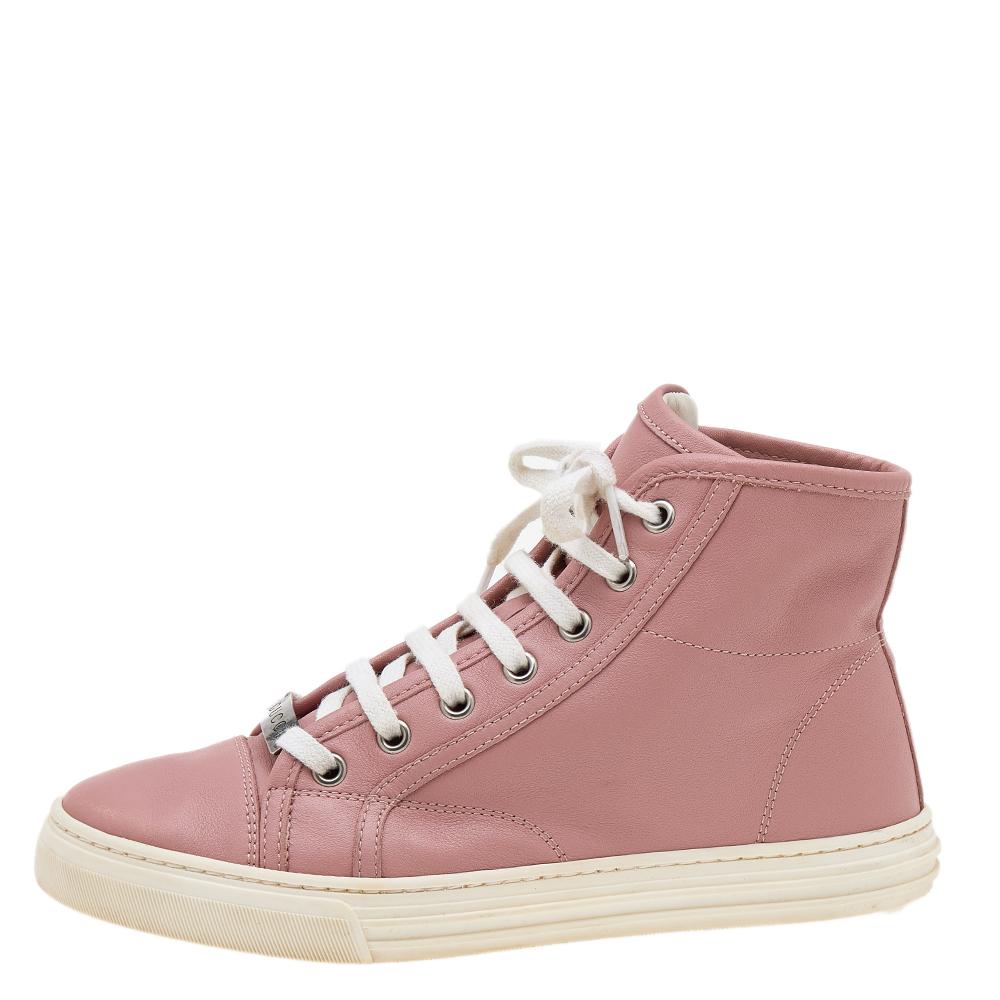 A stellar creation from the house of Gucci, these sneakers are a must-have for the summer season. They have been expertly designed from old rose leather. They are detailed with eyelets and feature a rounded toe. This high-top pair is sure to take