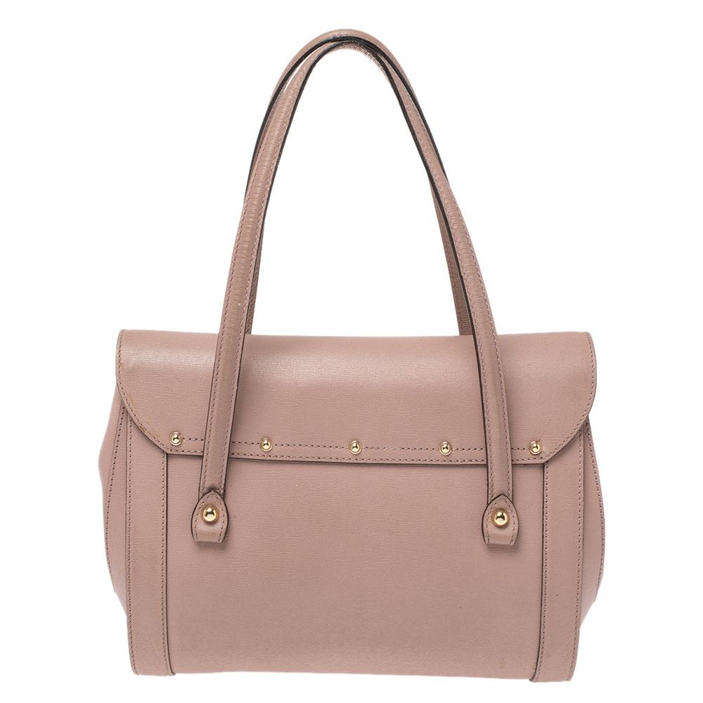 Taschen von Gucci stehen auf der Wunschliste einer jeden Frau. Sichern Sie sich also noch heute diese wunderschöne New Bullet Tasche und bringen Sie Ihren Kleiderschrank zum Leuchten! Dieses umwerfende rosafarbene Modell aus Leder hat eine mit dem