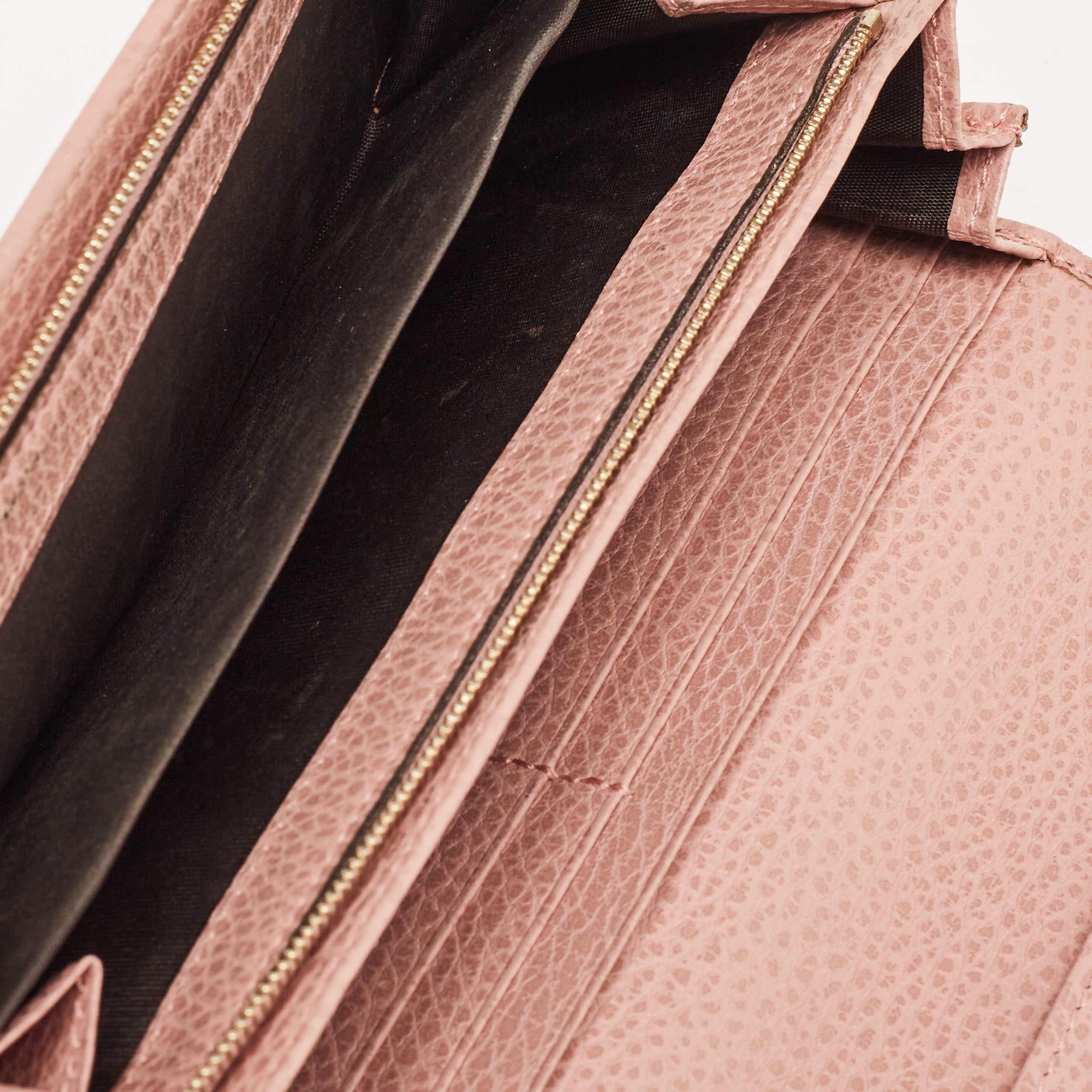 Eleganza quotidiana con questo portafoglio di Gucci. Realizzato meticolosamente con materiali di prima qualità, unisce perfettamente stile, funzionalità e raffinatezza, rendendolo un'ottima scelta.