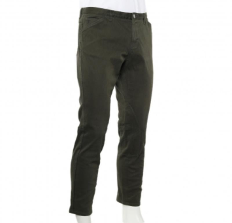 Ravivez votre collection de luxe en y ajoutant ce jean Riding classe et confortable de la maison Gucci. Elles sont conçues dans un tissu denim vert olive. Ce jean est doté d'une fermeture boutonnée et de cinq poches extérieures. Votre tenue