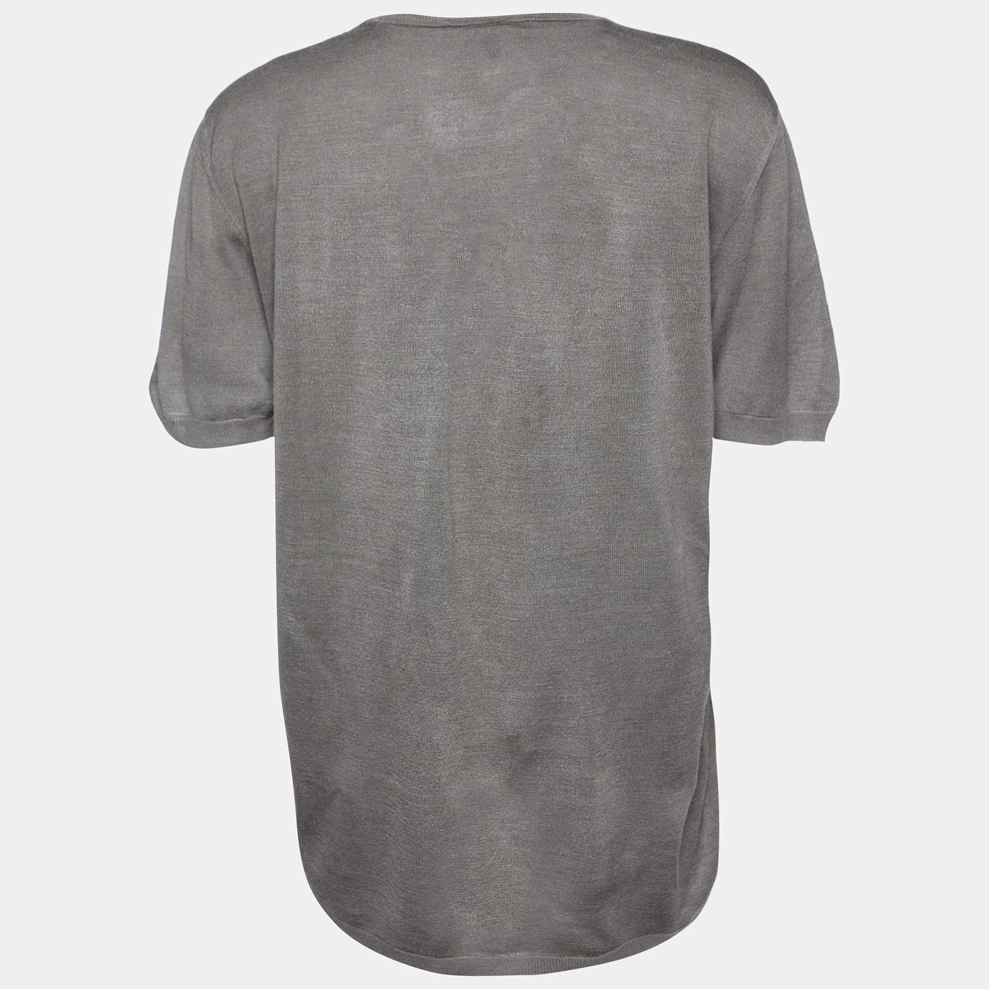 On days you desire to put little or no effort into your outfits a stylish jumper like this comes in handy. It is cut from quality fabrics and showcases a classic style. Pair it with jeans and sneakers.