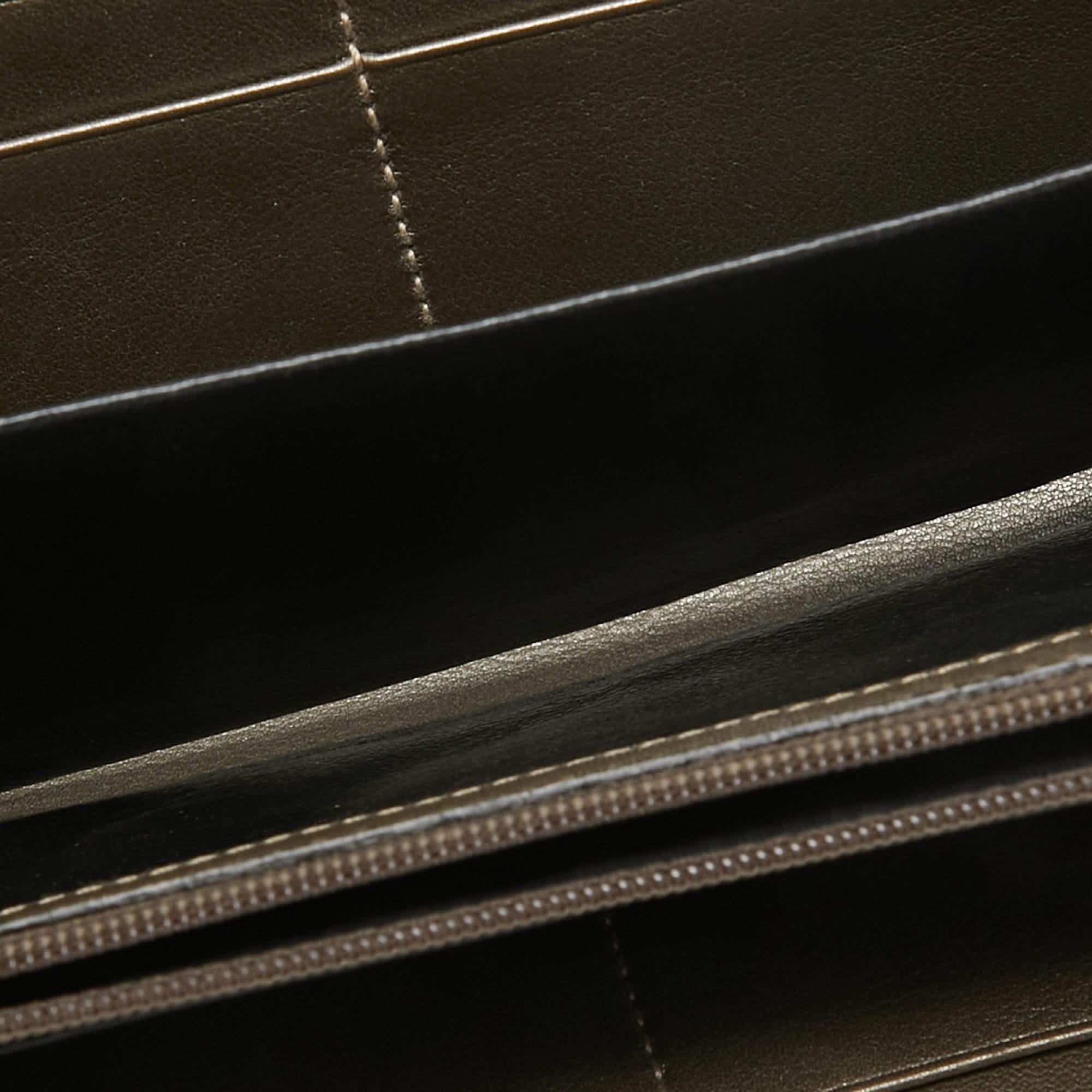 Elevate your everyday elegance with this Gucci wallet. Meticulously crafted from premium materials, it seamlessly blends style, functionality, and sophistication, making it a great pick.