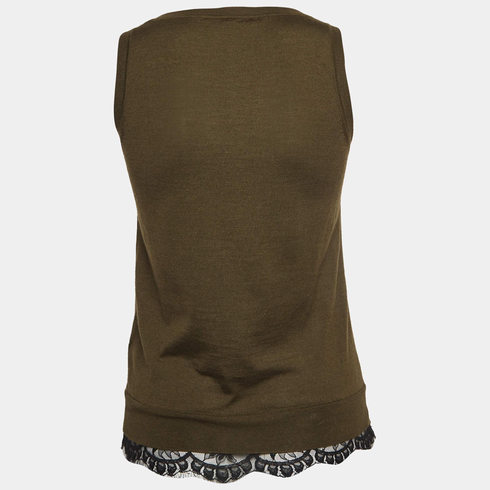 La cura sartoriale, i materiali di qualità e i tagli eleganti fanno di questo top firmato un pezzo da conservare! Il design è classico e facile da abbinare.