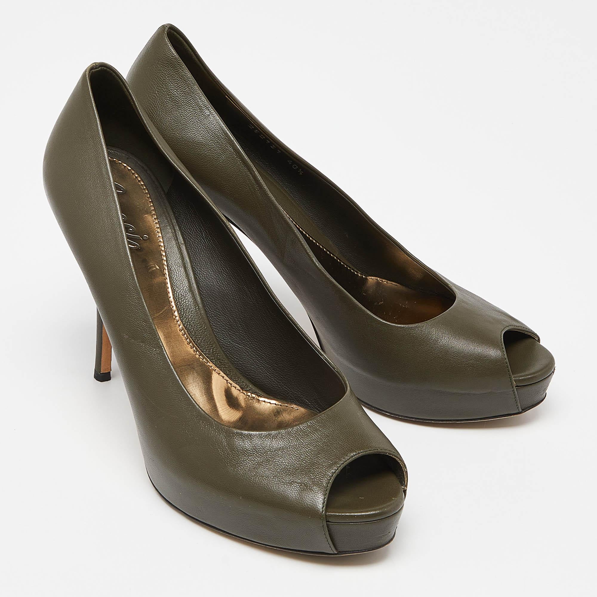 Gucci Olive Green Leather Peep Toe Platform Pumps Size 40.5 In Excellent Condition For Sale In Dubai, Al Qouz 2