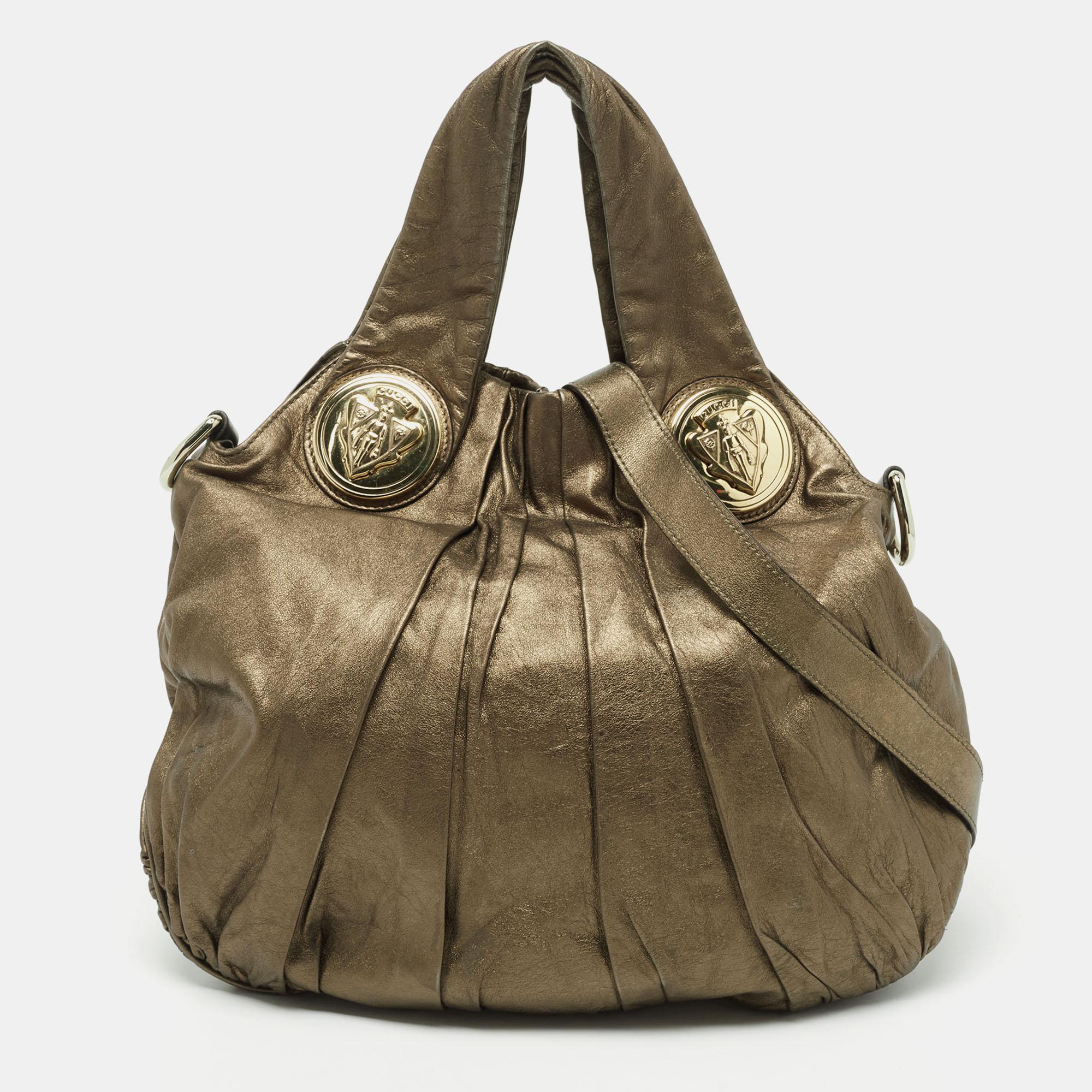 This Gucci hobo is tailored to exude finesse and functionality while completing your ensemble with style. It features a well-crafted exterior adorned in a lovely hue and a spacious interior. Add some extra style to your everyday looks with this