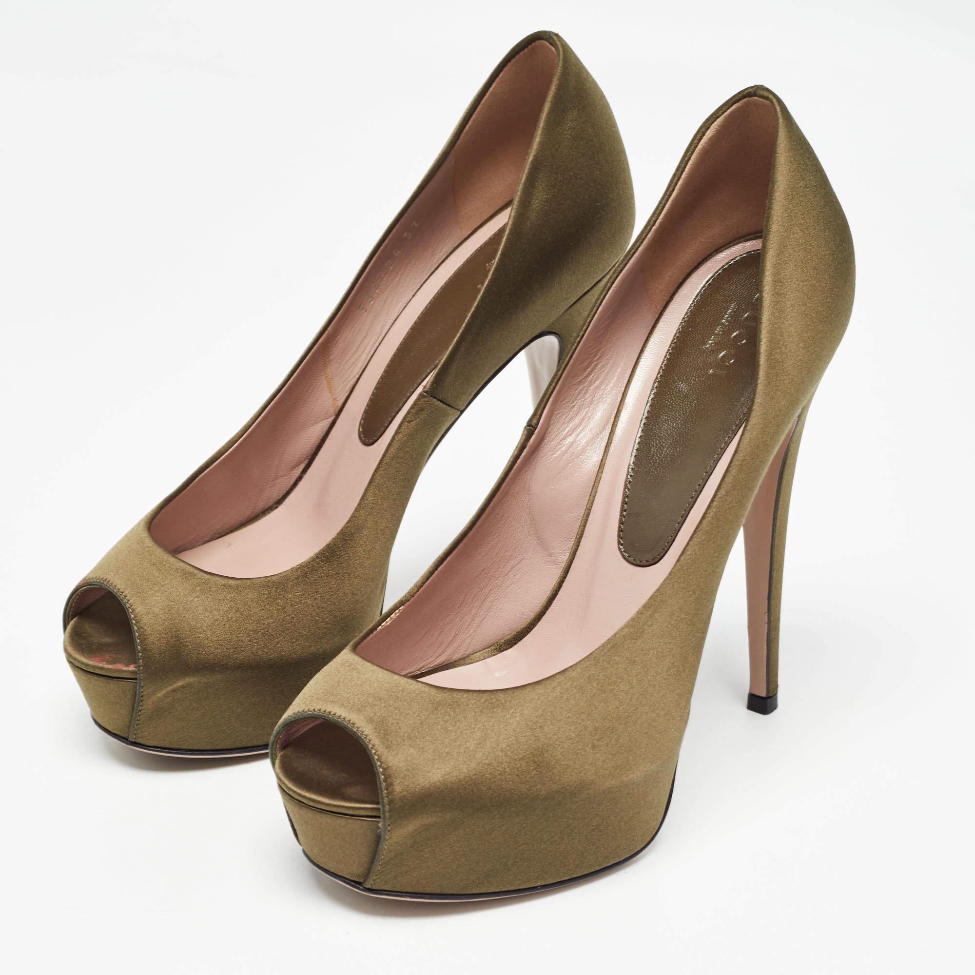 Exuding femininity and elegance these pumps feature a chic silhouette with an attractive design. You can wear these pumps for a stylish look.