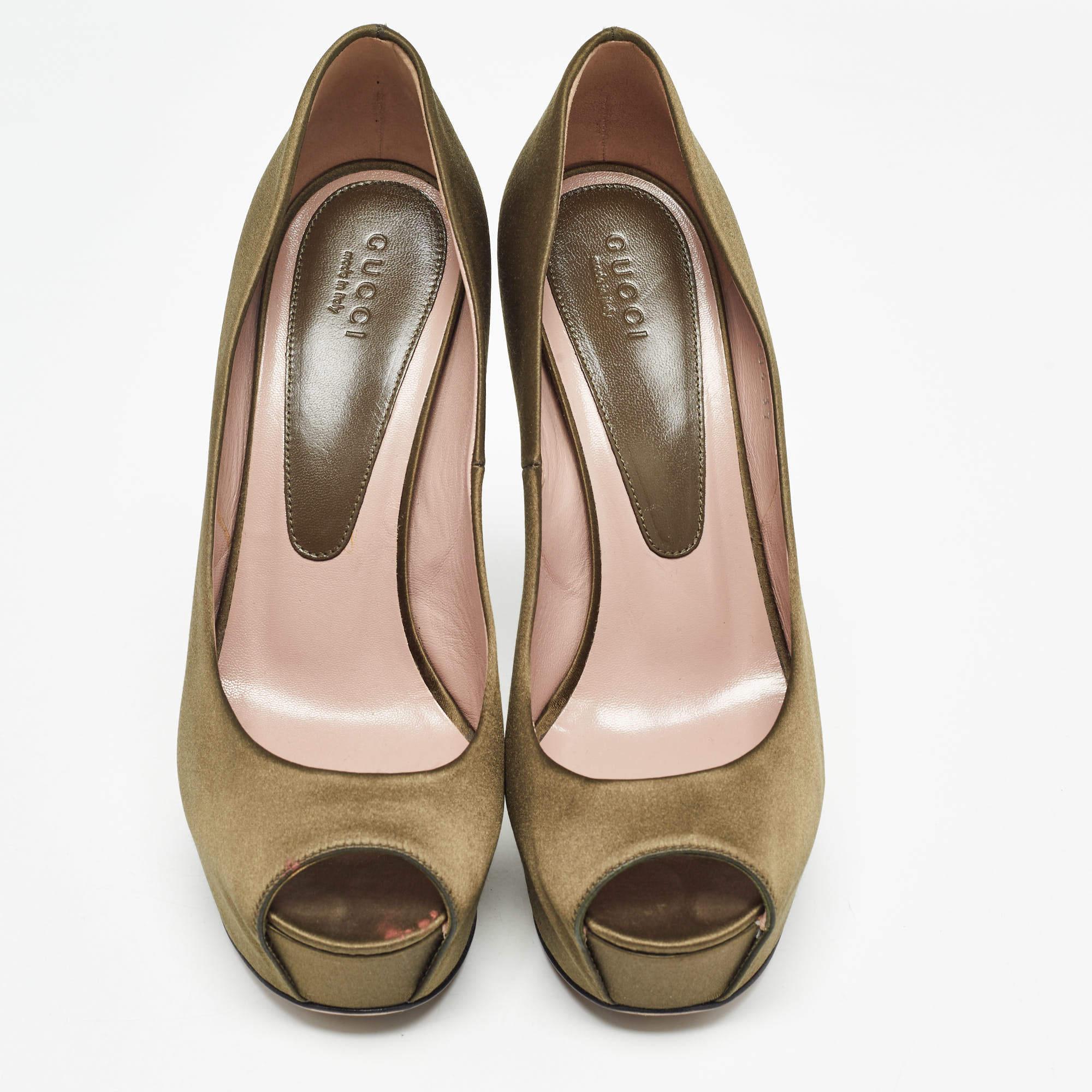 Brown Gucci Olive Green Satin Peep Toe Platform Pumps Size 37 For Sale