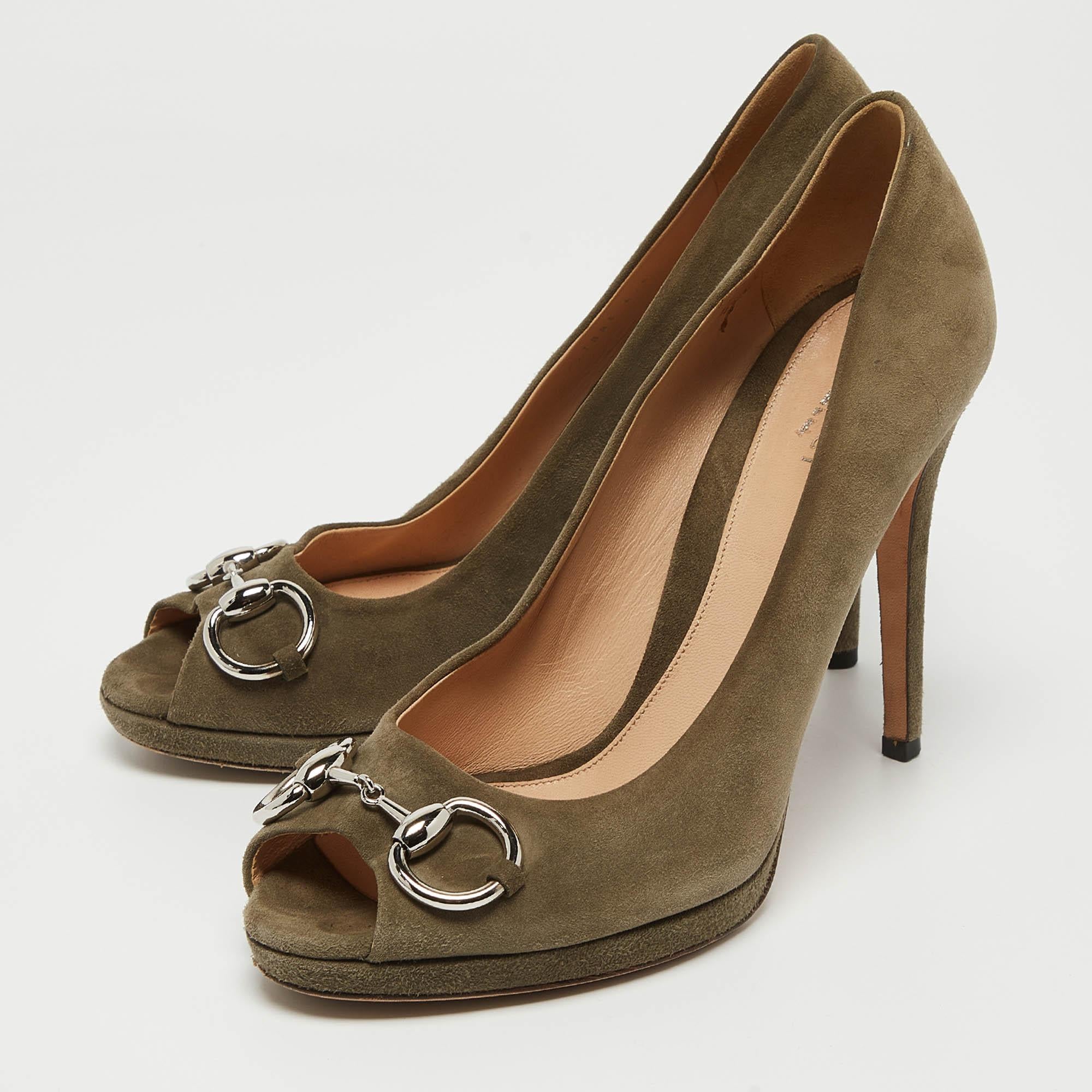 Faites preuve de chic avec ces escarpins de créateur. Ils présentent des talons robustes et des semelles durables, parfaits pour vos sorties à la mode.
