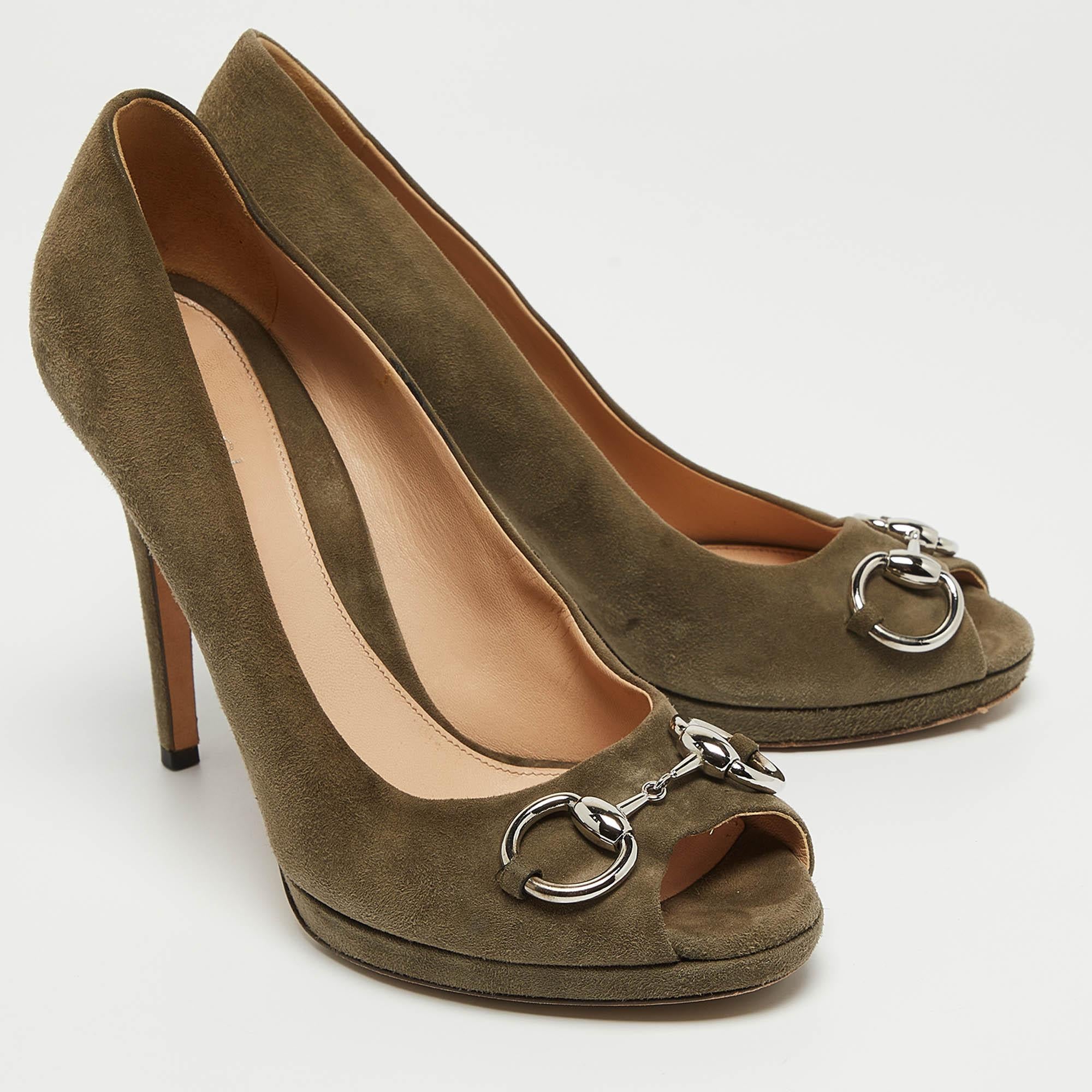 Chaussures Hollywood neuves Gucci en daim vert olive, taille 37,5 Bon état - En vente à Dubai, Al Qouz 2