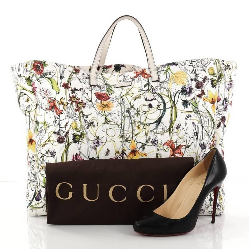 This authentic Gucci Open Tote Flora Canvas Large is luxuriously stylish in design perfect for modern fashionistas. Crafted in white floral printed canvas, this tote features dual-flat handles and gold-tone hardware accents. Its wide open top