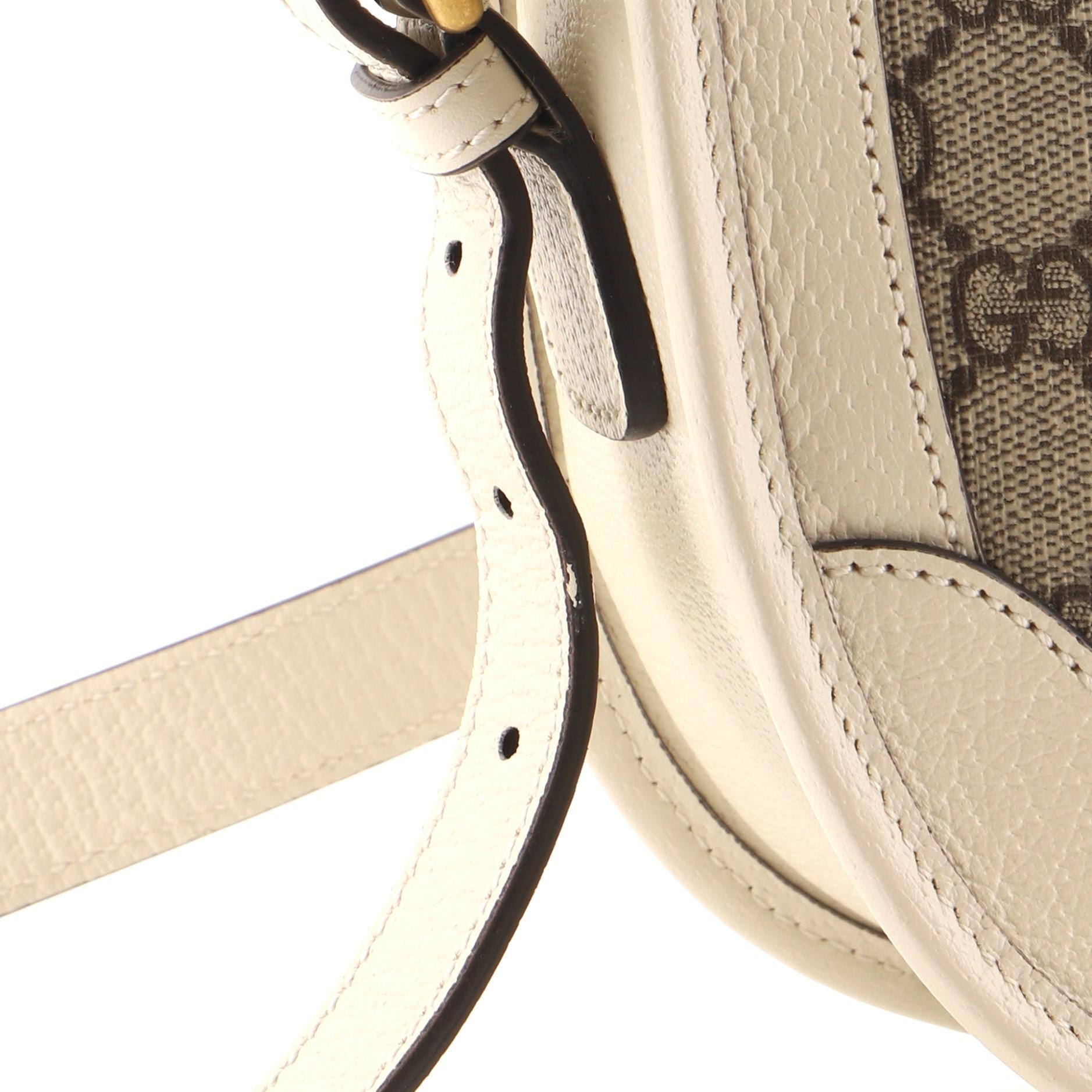 Gucci Sac à bandoulière à fermeture éclair incurvée GG Toile enduite Large 2