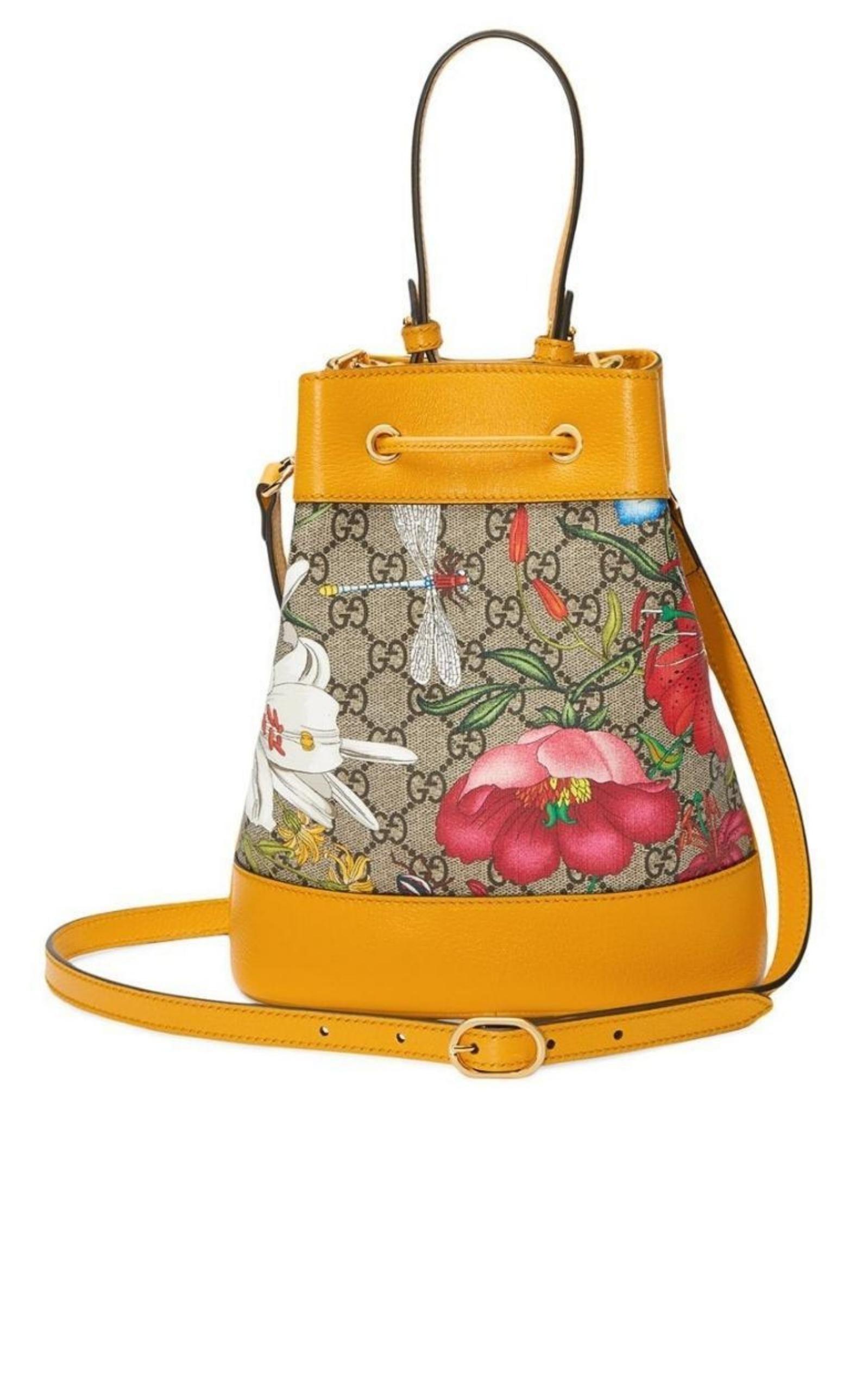 Gucci add their Flora pattern to this contemporary bag for a high-impact look.
Floral print
Monogram print
Drawstring fastening
Round top handle and an adjustable shoulder strap.
Composition: Leather 100%, Canvas 100%
Lining: Suede 100%, Microfibre