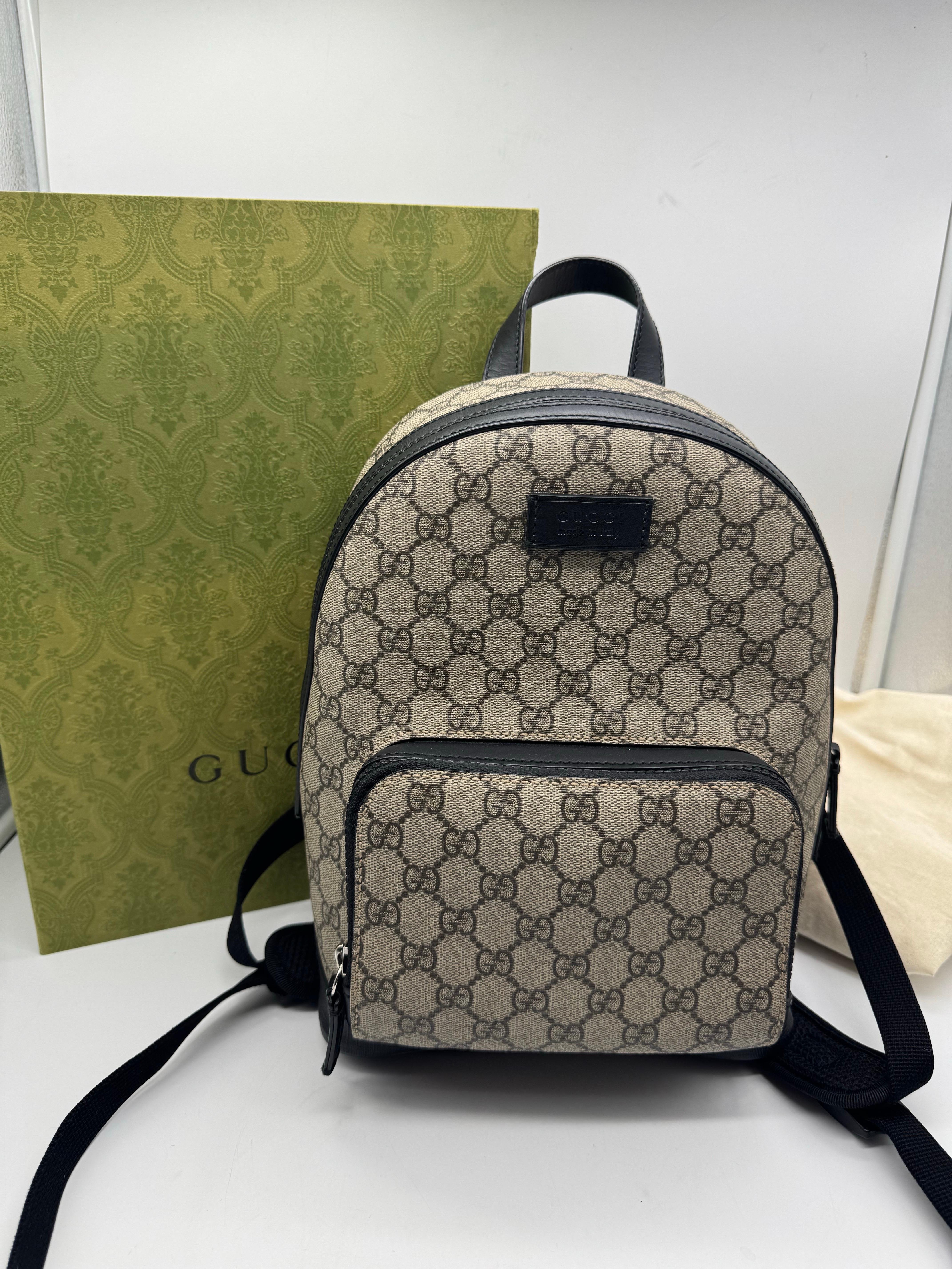 Gucci Front Zipper Pocket Backpack
Monogram GG Supreme Beige/Black

Verry good condition 
With Box and dustbags 
Includes Invoice 