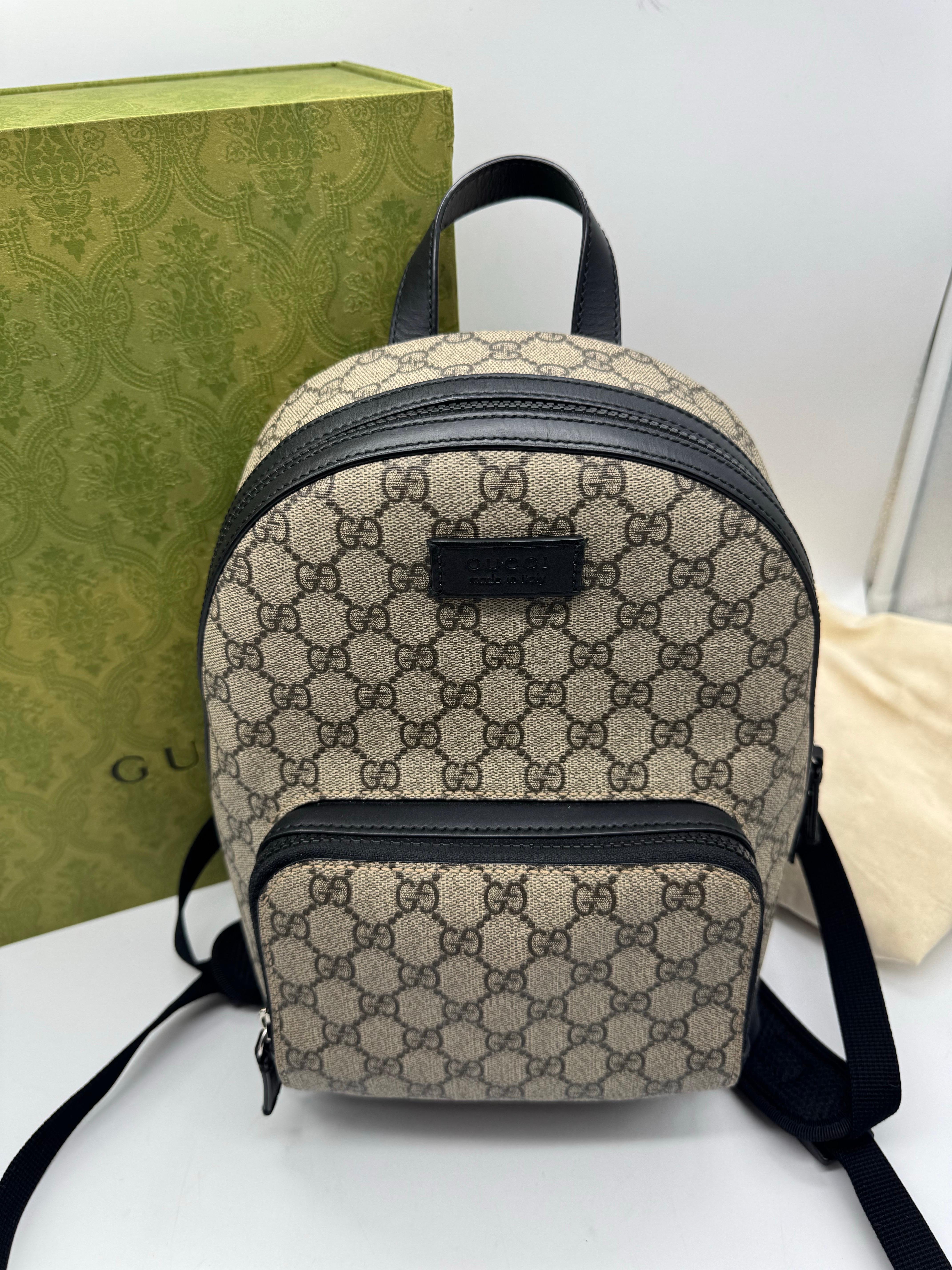 Gucci Ophidia Front Zipper Pocket Backpack
Monogram GG Supreme Beige/Black In New Condition For Sale In 10707, DE