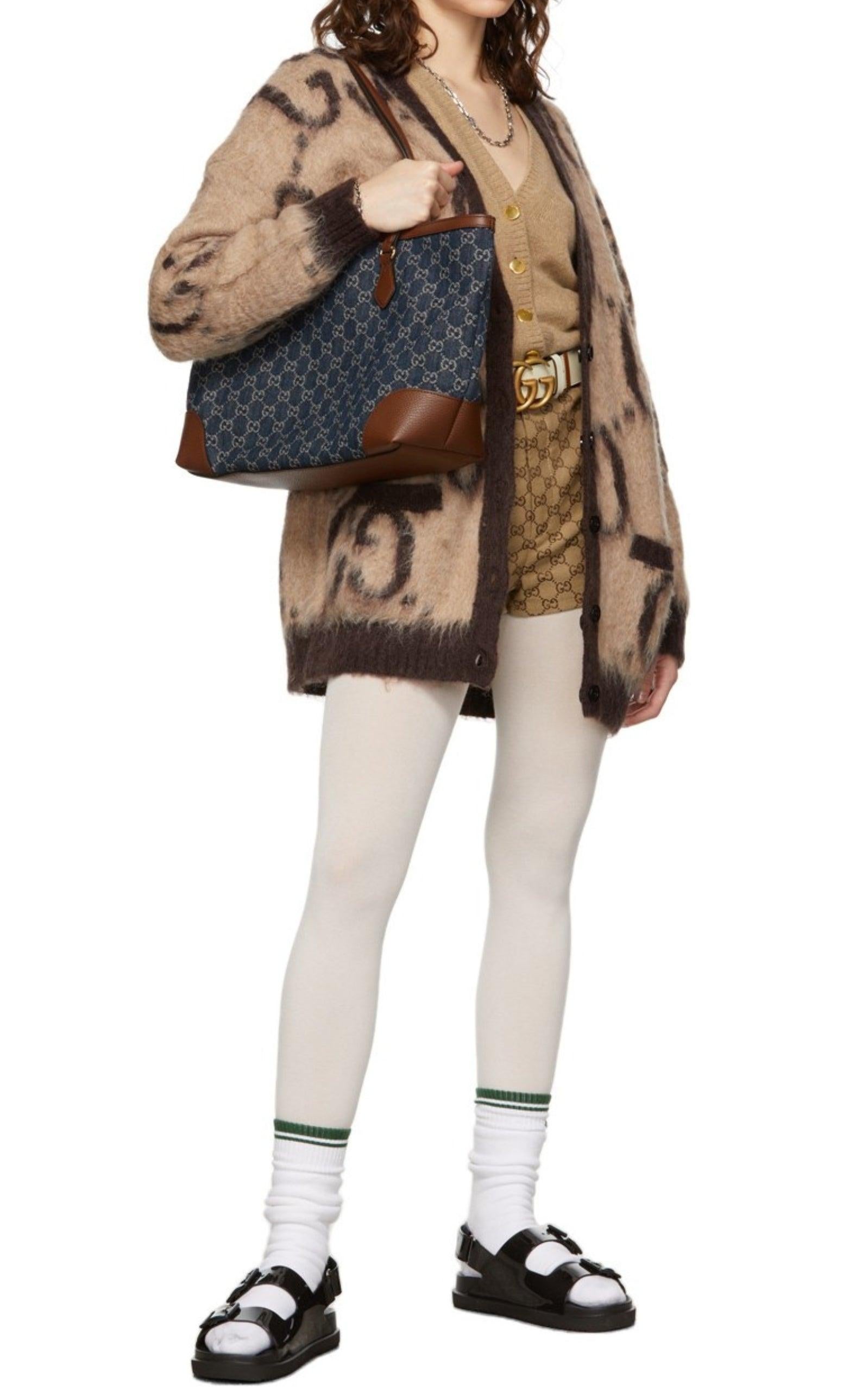 Ce cabas Gucci est confectionné en denim marine GG. Son intérieur spacieux doublé de toile et doté de deux poches peut accueillir un ordinateur portable, une tablette et tous vos autres objets essentiels. 
Denim imprimé GG marine
Garniture en cuir