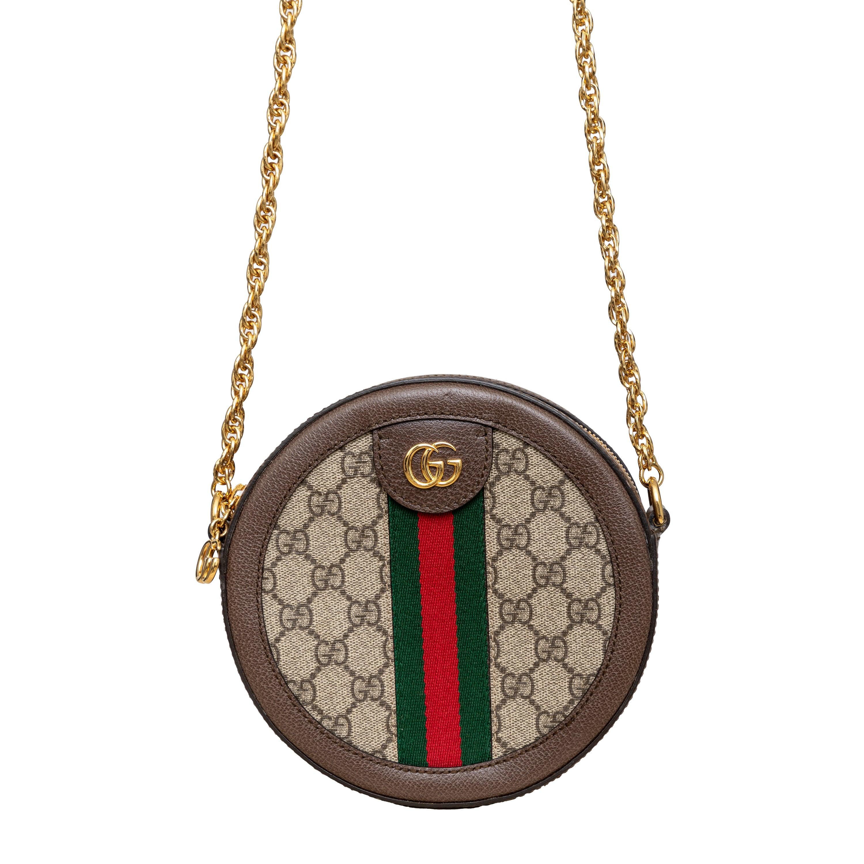 Erleben Sie mühelosen Luxus mit der Gucci Ophidia GG Supreme Crossbody Bag. Die Tasche besteht aus dem kultigen GG Supreme beschichteten Stoff und braunen Lederdetails und wird durch die charakteristischen roten und grünen Akzente und das