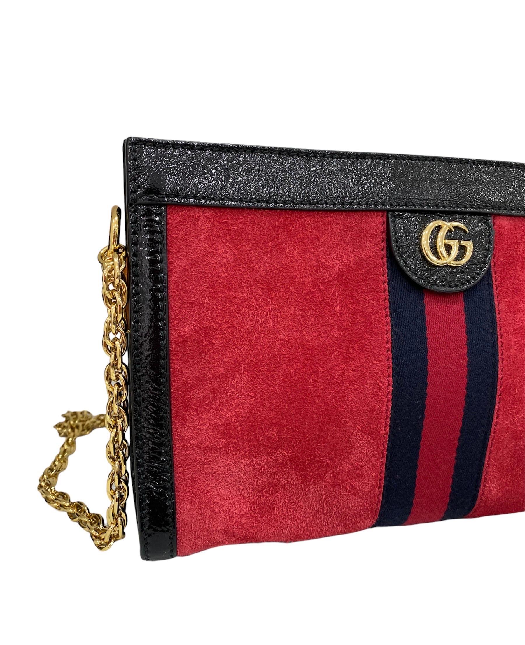 Gucci shoulder bag, Ophidia line, made of red suede with black patent inserts and golden hardware.

Equipped with a magnetic closure, internally lined in turquoise satin, quite roomy.

Equipped with a removable chain shoulder strap and internal