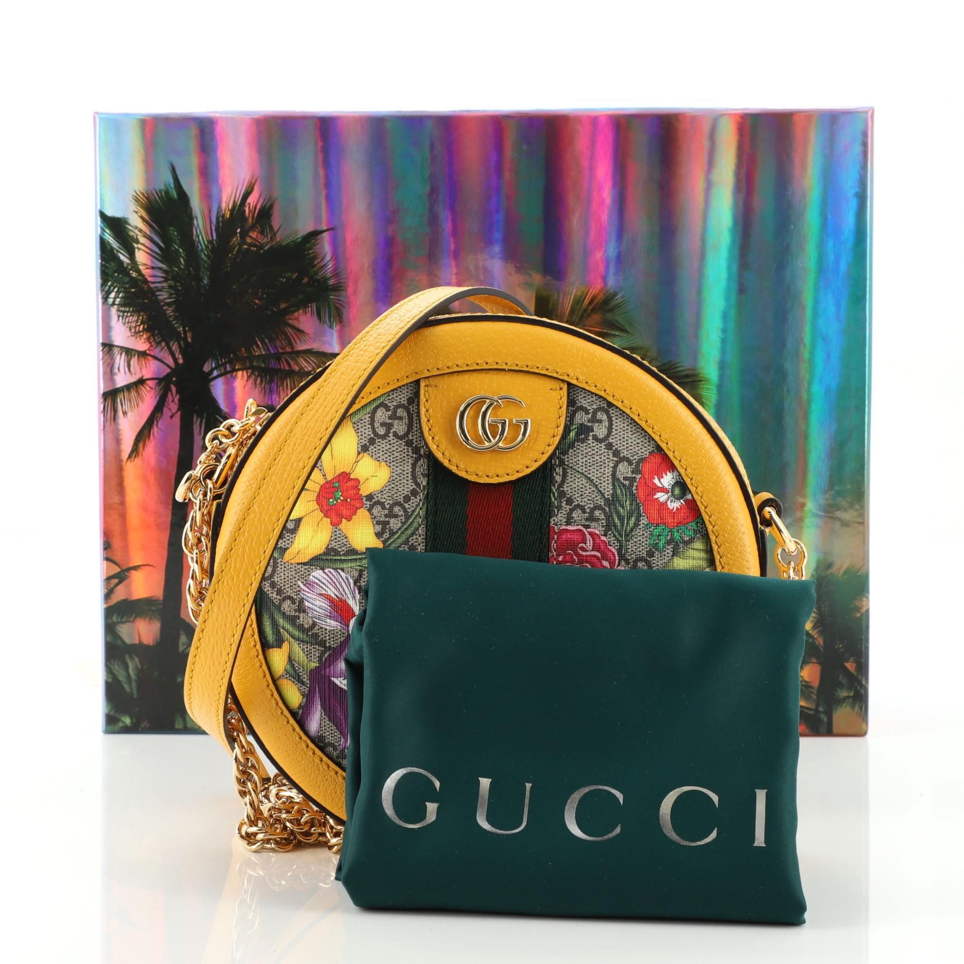 Zustand: Ausgezeichnet. Schrammen auf den Beschlägen.
Accessoires: Aufbewahrungsbeutel, Karton
Abmessungen: Höhe 7 Zoll, Breite 7 Zoll, Tiefe 2 Zoll, Riementropfen 22,5 Zoll
Designer: Gucci
Modell Modell: Ophidia Runde Umhängetasche Flora GG aus