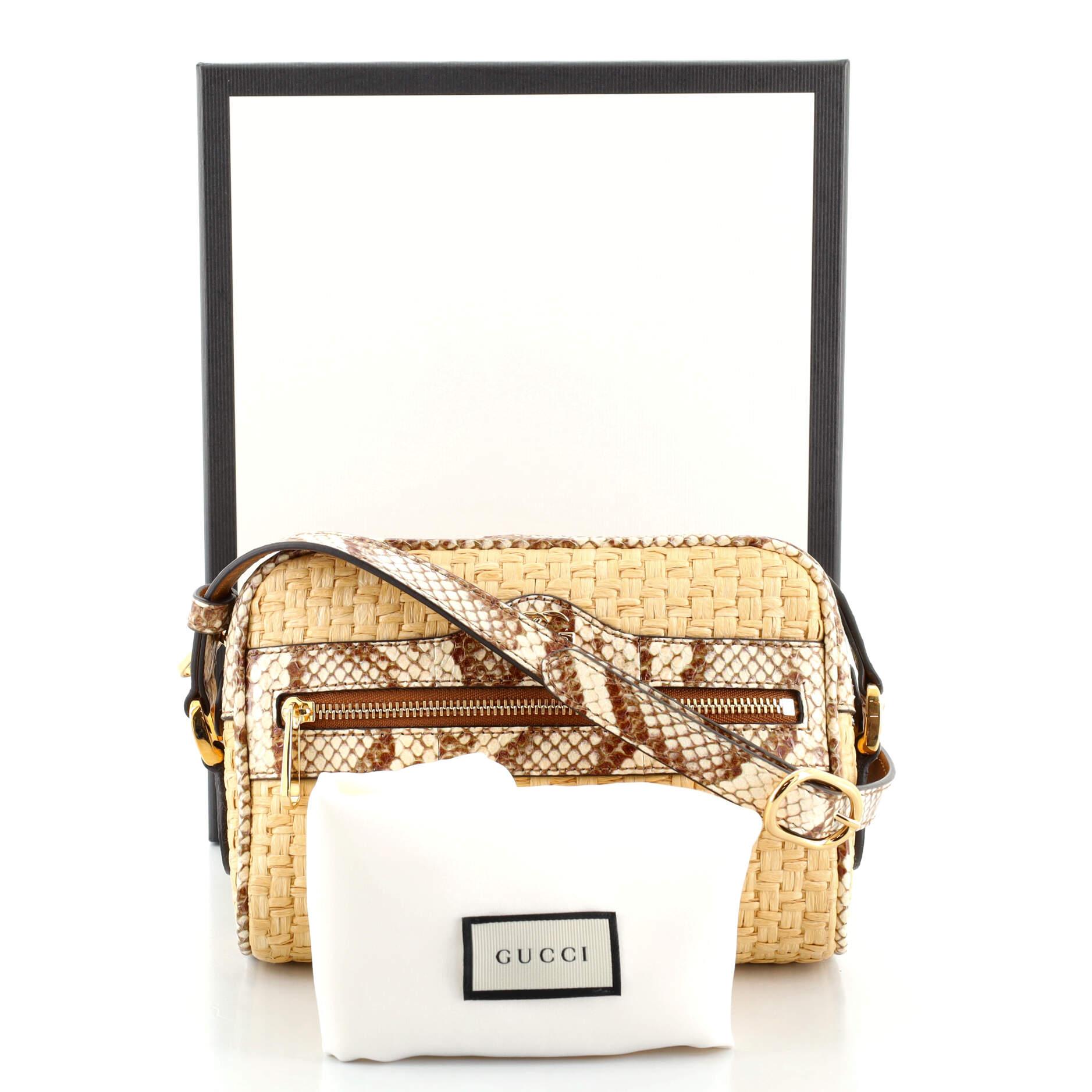 Zustand: Ausgezeichnet. Minor creasing on strap, scratches on hardware.
Accessories: Box, Dust Bag
Measurements: Height 5