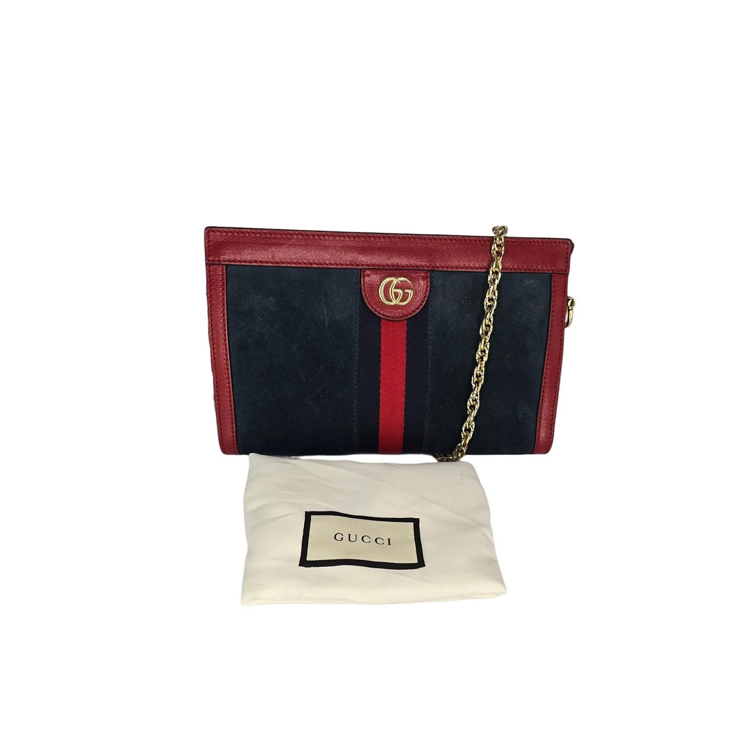 Mit ihrem eleganten und raffinierten Design ist die Gucci Ophidia Small Shoulder Bag aus Wildleder und Leder das ultimative Luxus-Accessoire. Diese in Italien aus schwarzem Wildleder und rotem Leder gefertigte Tasche verfügt über ein unterteiltes