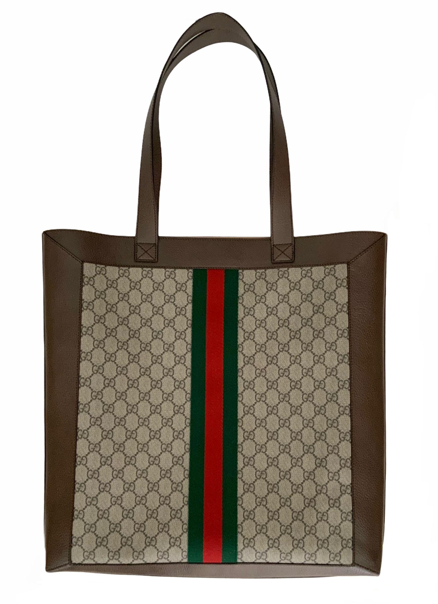 This pre-owned but new large tote from Gucci is crafted in the beige/ebony soft GG Supreme coated microfibre fabric with brown leather trim, the green and red Webcoated and the double G.
The interior is crafted in a microfibre lining with a